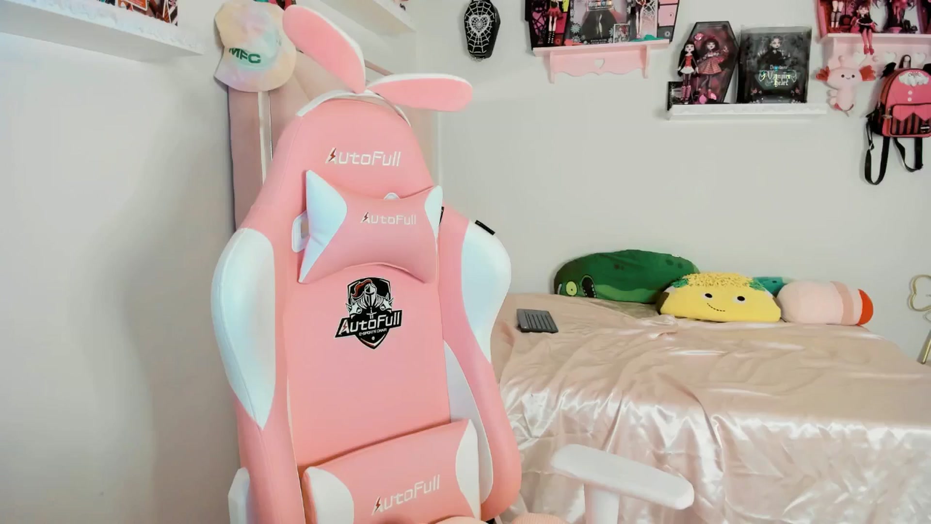 Gallery image thumbnail from Cherrycute666's myfreecams stream on, 02/23/2025, 11:14 image 10 of 20