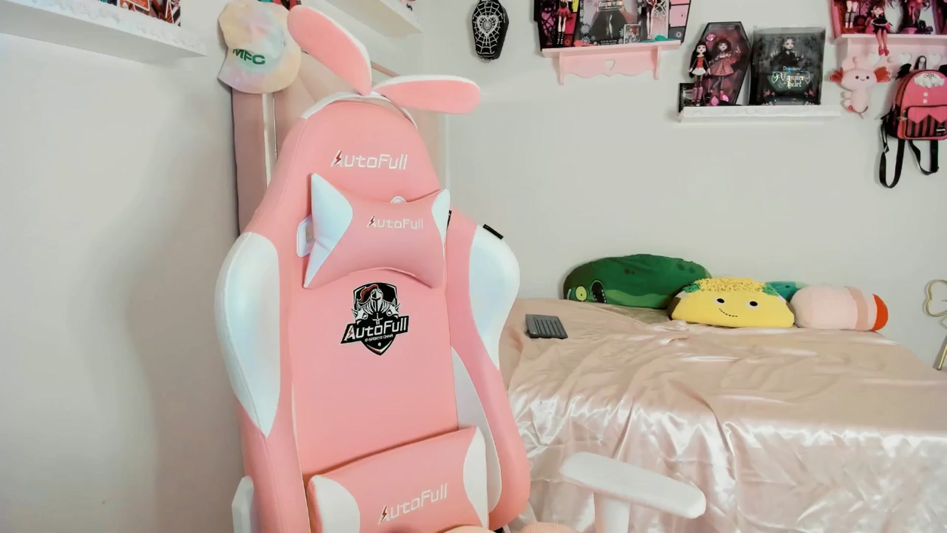 Gallery image thumbnail from Cherrycute666's myfreecams stream on, 02/23/2025, 11:14 image 9 of 20