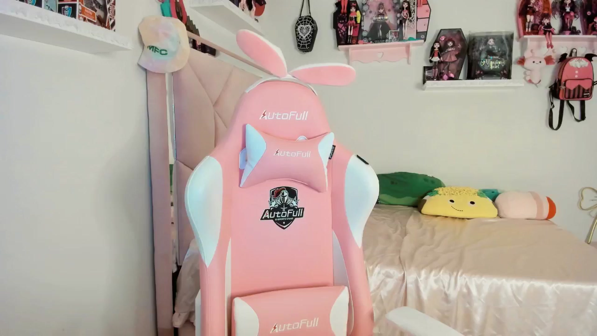 Gallery image thumbnail from Cherrycute666's myfreecams stream on, 02/24/2025, 02:06 image 11 of 20