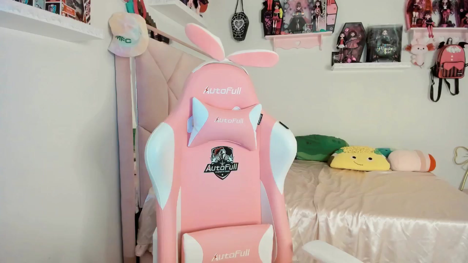 Gallery image thumbnail from Cherrycute666's myfreecams stream on, 02/24/2025, 02:06 image 10 of 20