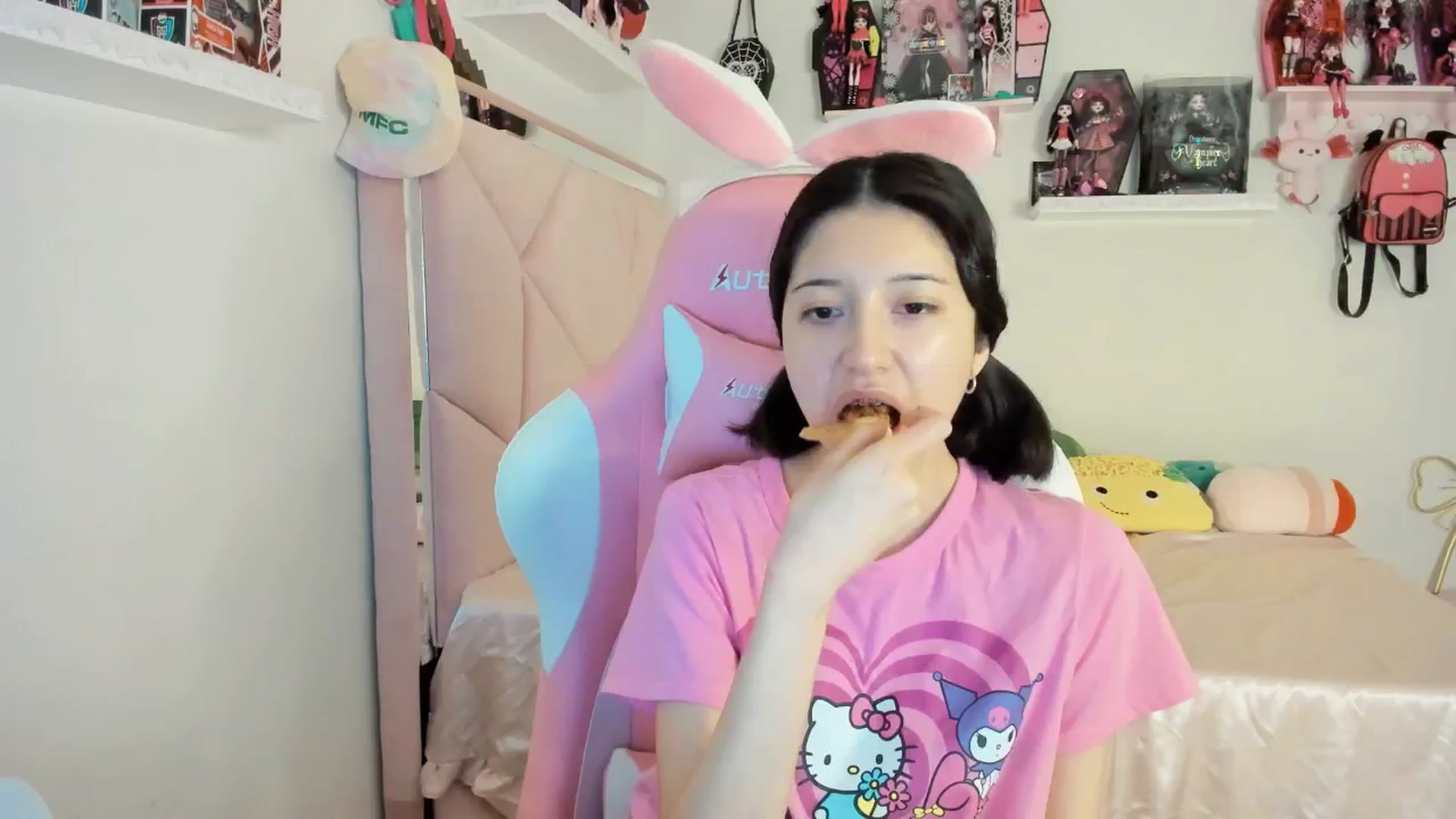 Gallery image thumbnail from Cherrycute666's myfreecams stream on, 02/24/2025, 02:06 image 6 of 20