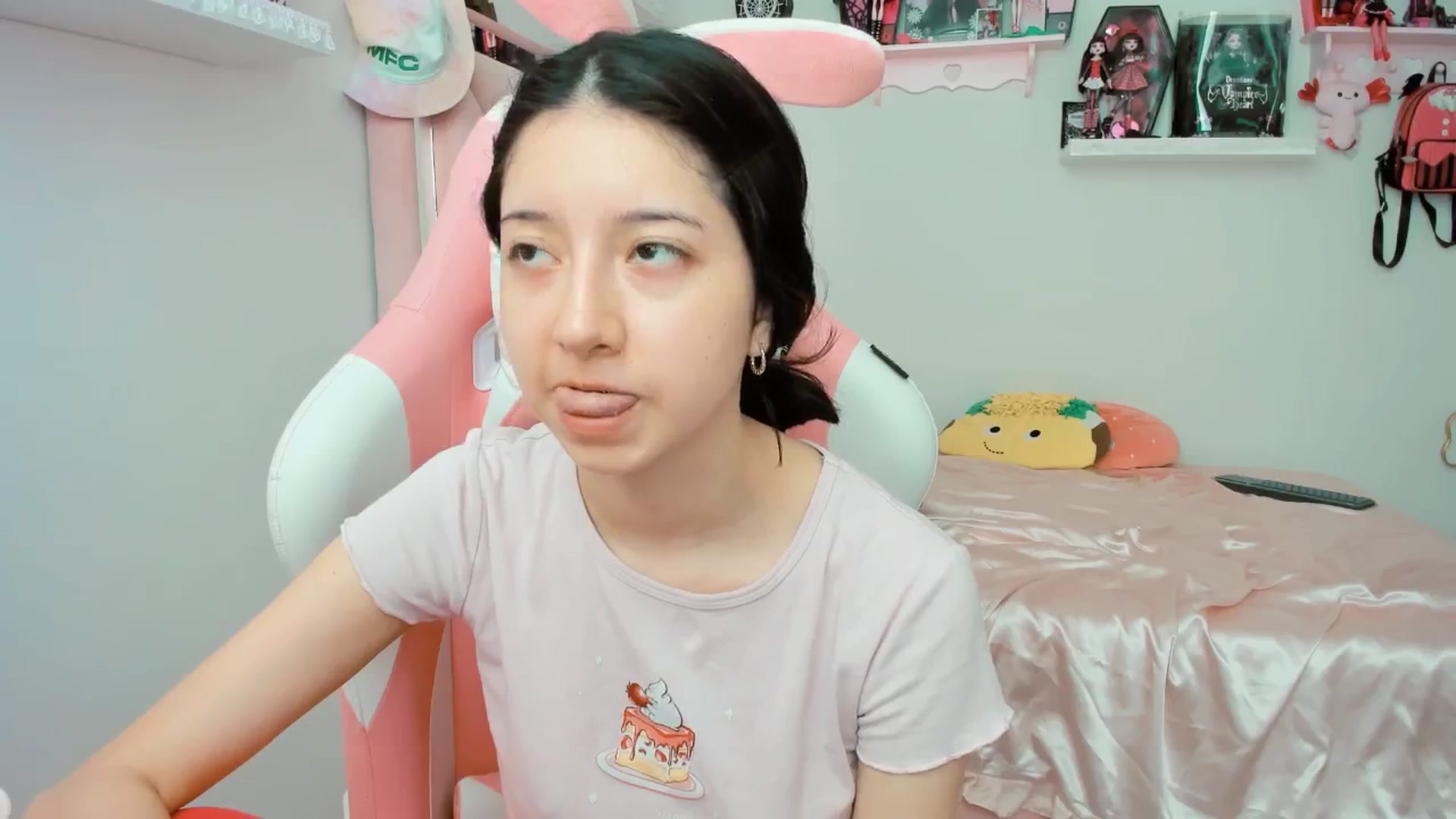 Gallery image thumbnail from Cherrycute666's myfreecams stream on, 02/24/2025, 18:51 image 11 of 20