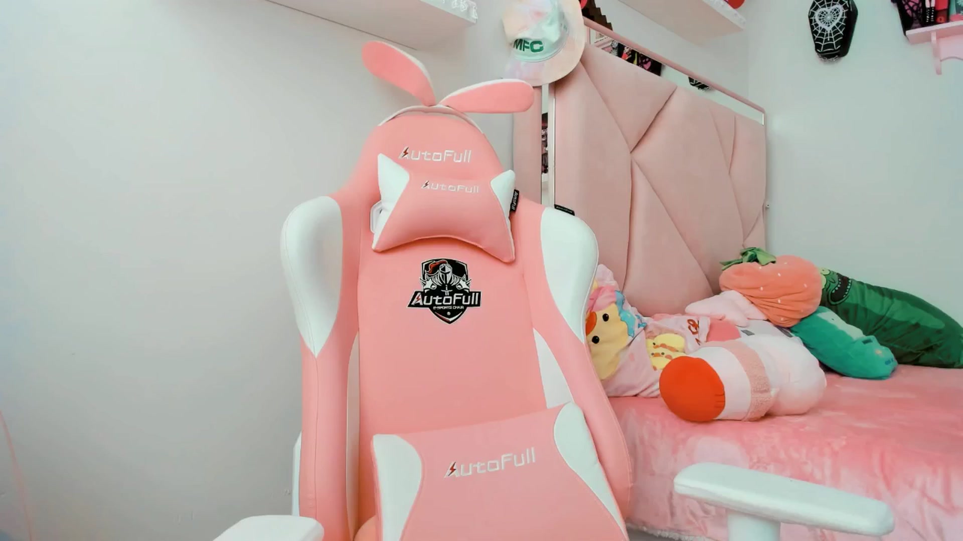 Gallery image thumbnail from Cherrycute666's myfreecams stream on, 02/25/2025, 22:10 image 15 of 20