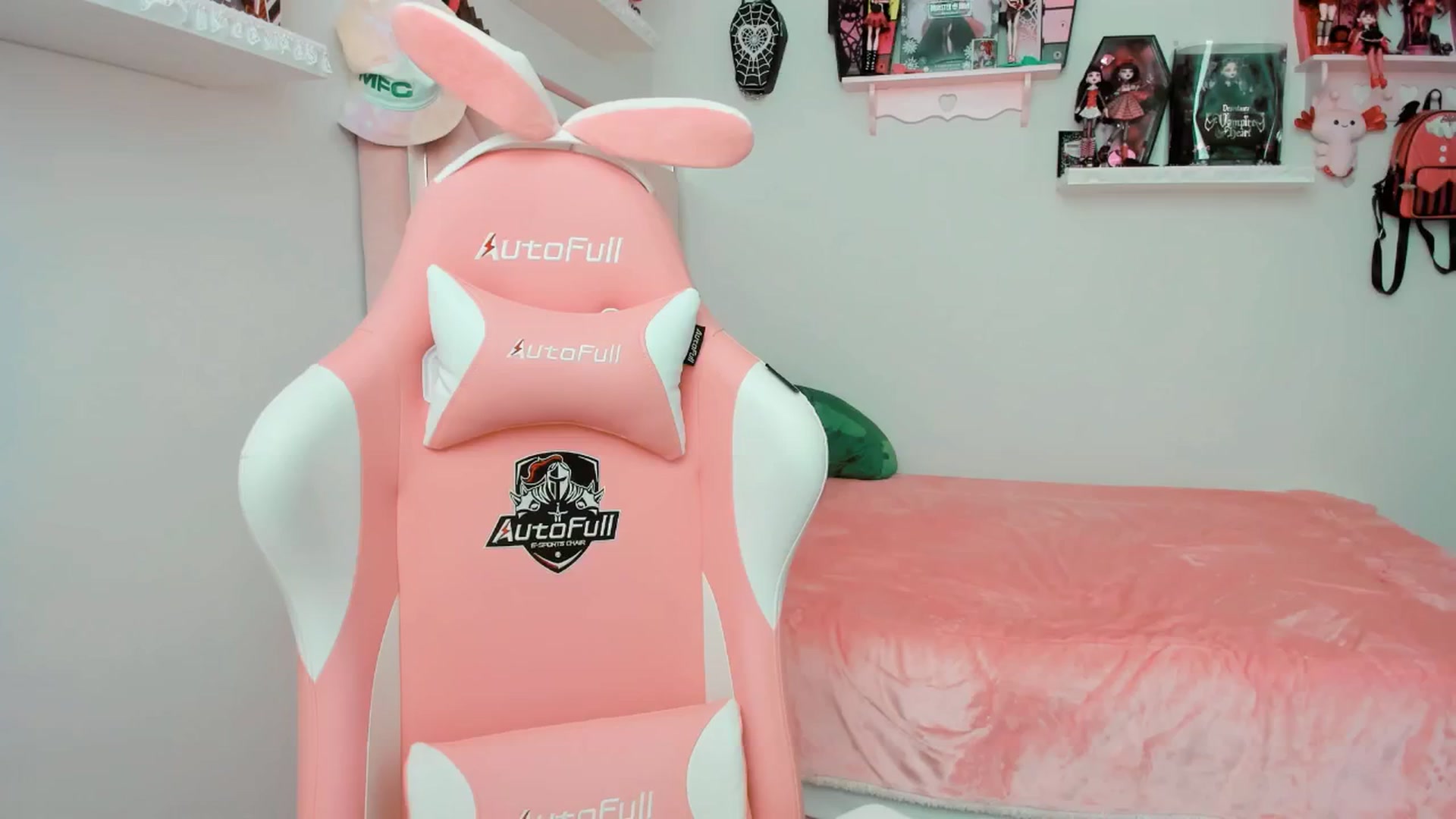 Gallery image thumbnail from Cherrycute666's myfreecams stream on, 02/25/2025, 22:10 image 13 of 20