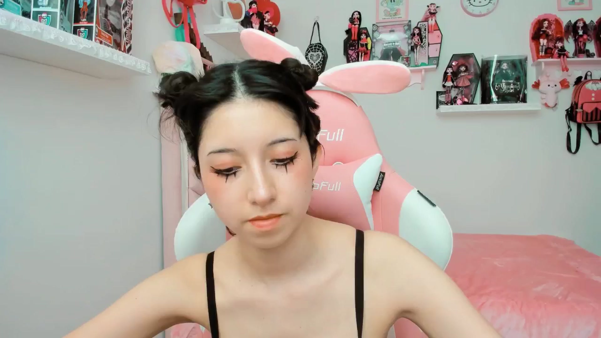 Gallery image thumbnail from Cherrycute666's myfreecams stream on, 02/25/2025, 22:10 image 16 of 20