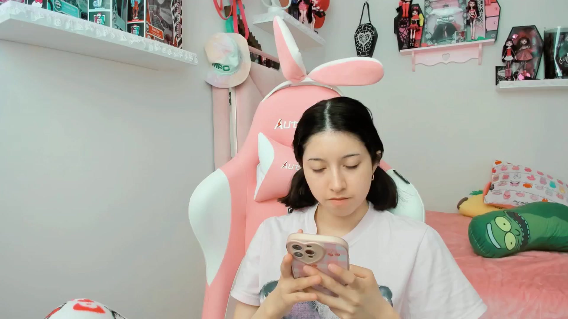 Gallery image thumbnail from Cherrycute666's myfreecams stream on, 02/26/2025, 19:06 image 18 of 20