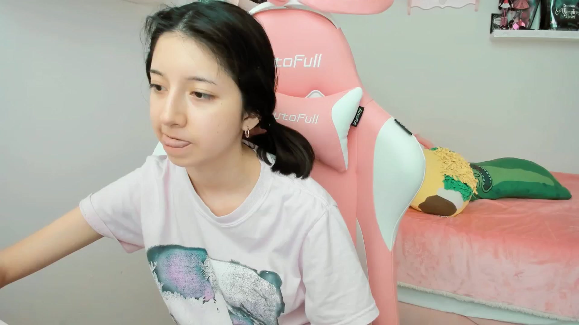 Gallery image thumbnail from Cherrycute666's myfreecams stream on, 02/27/2025, 24:09 image 2 of 20