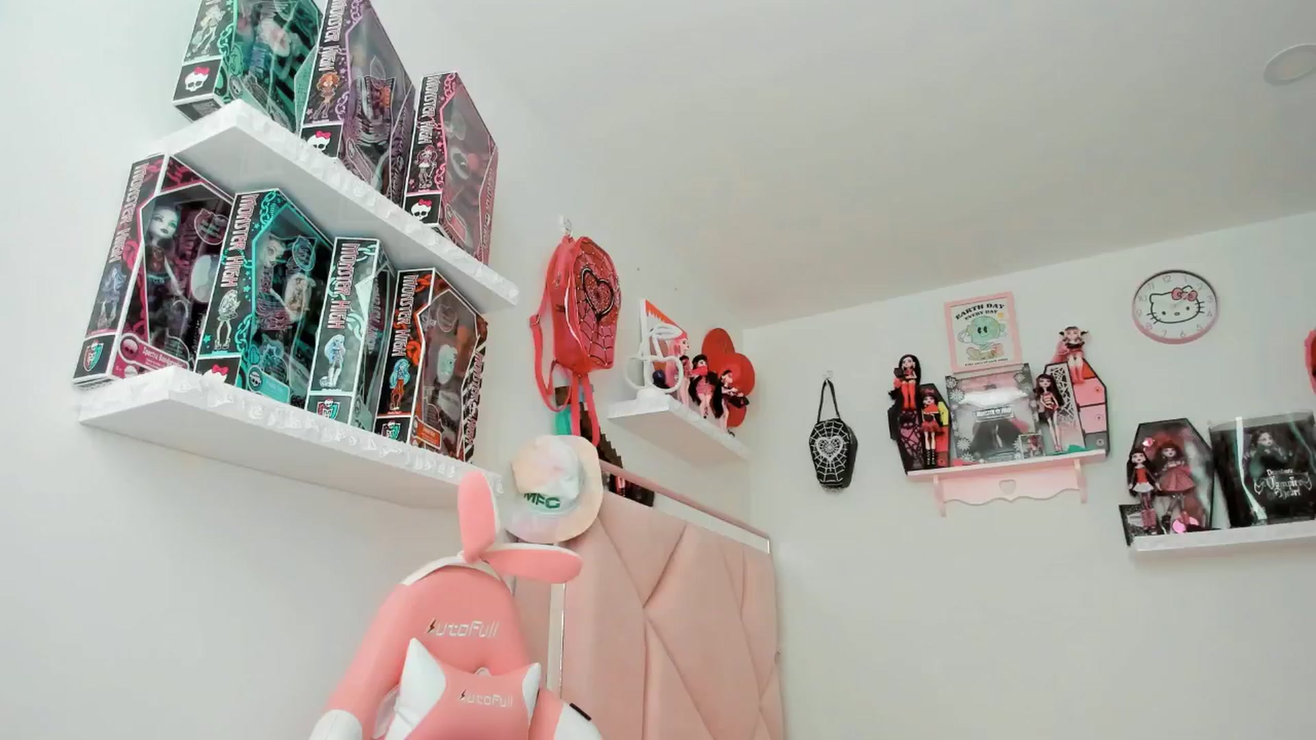 Gallery image thumbnail from Cherrycute666's myfreecams stream on, 02/27/2025, 24:09 image 12 of 20