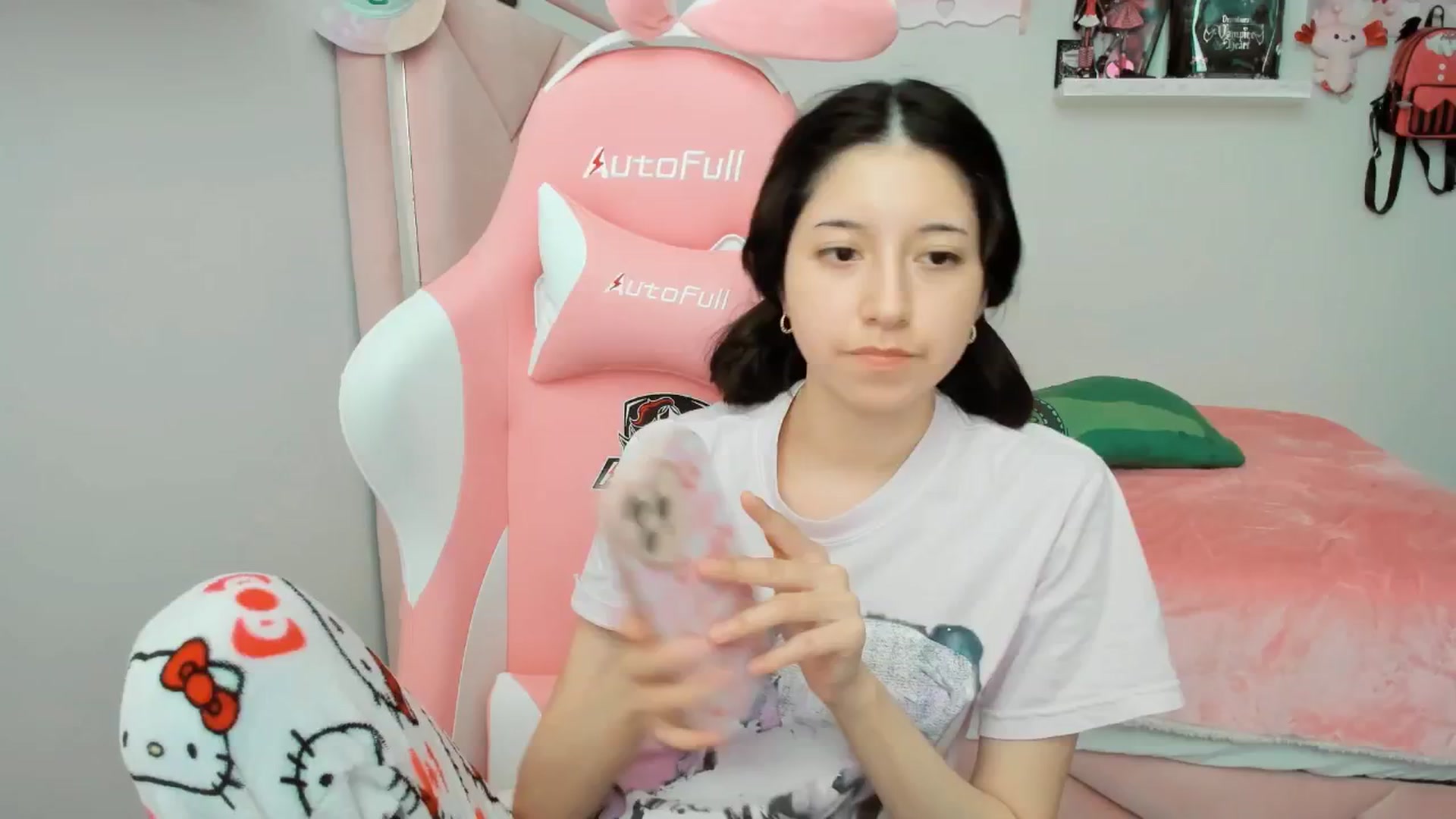 Gallery image thumbnail from Cherrycute666's myfreecams stream on, 02/27/2025, 24:09 image 7 of 20