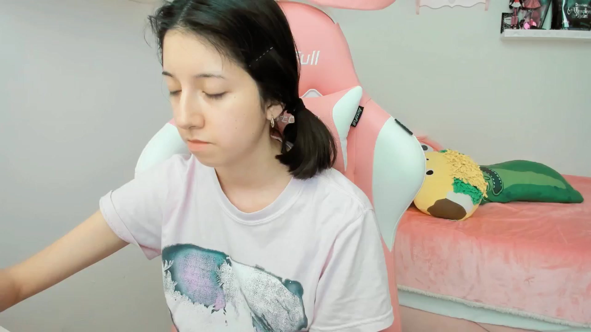 Gallery image thumbnail from Cherrycute666's myfreecams stream on, 02/27/2025, 24:09 image 4 of 20