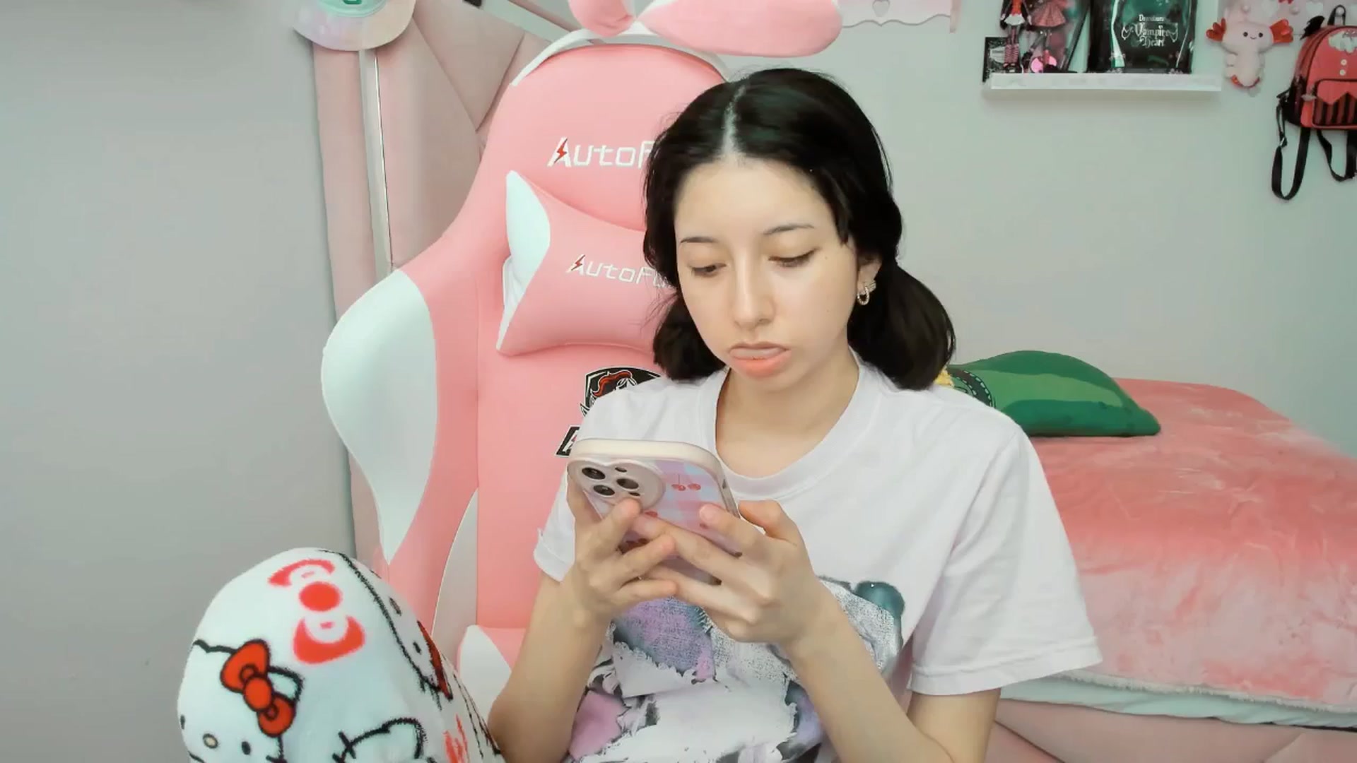 Gallery image thumbnail from Cherrycute666's myfreecams stream on, 02/27/2025, 24:09 image 6 of 20