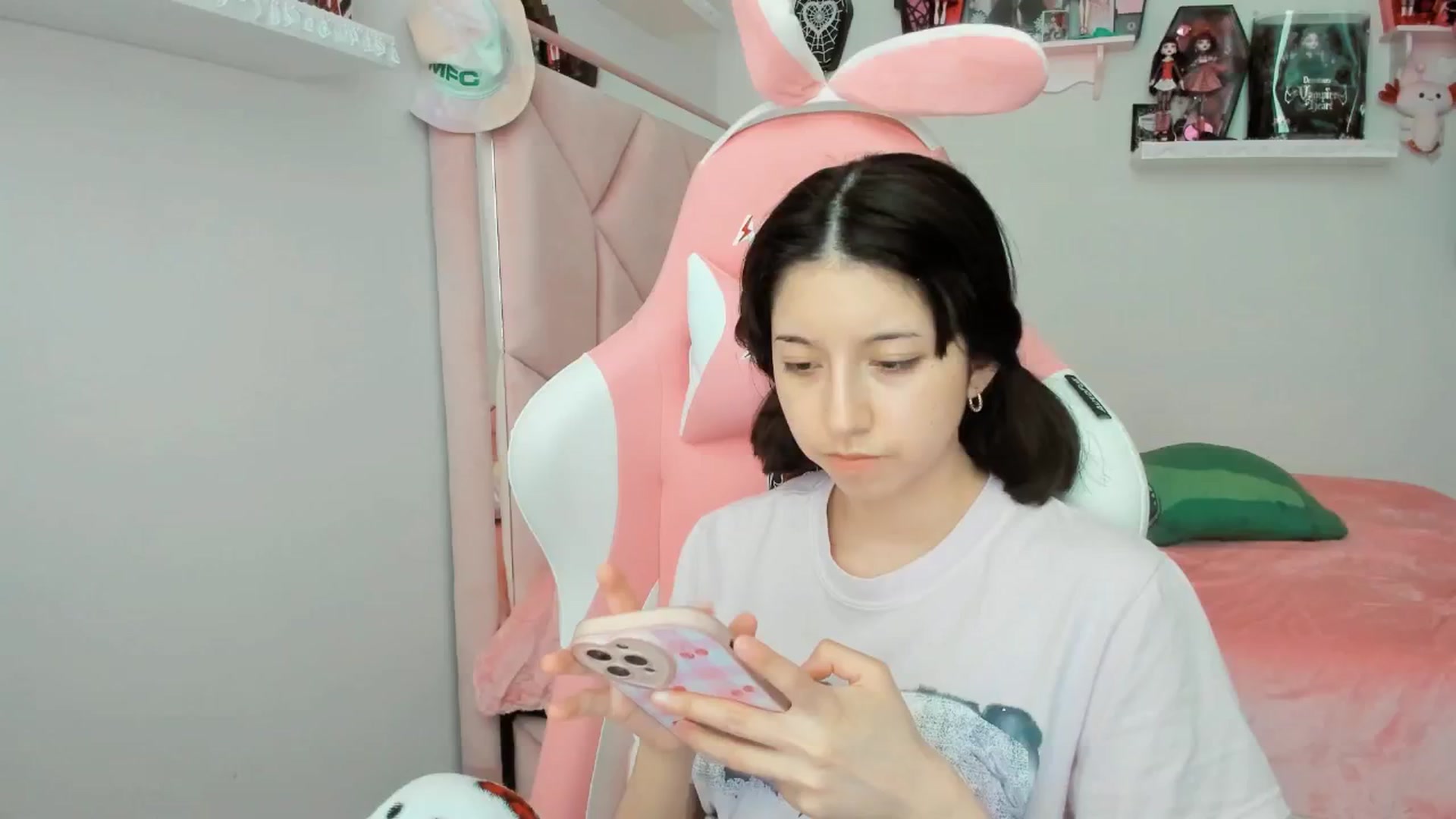 Gallery image thumbnail from Cherrycute666's myfreecams stream on, 02/27/2025, 24:09 image 18 of 20