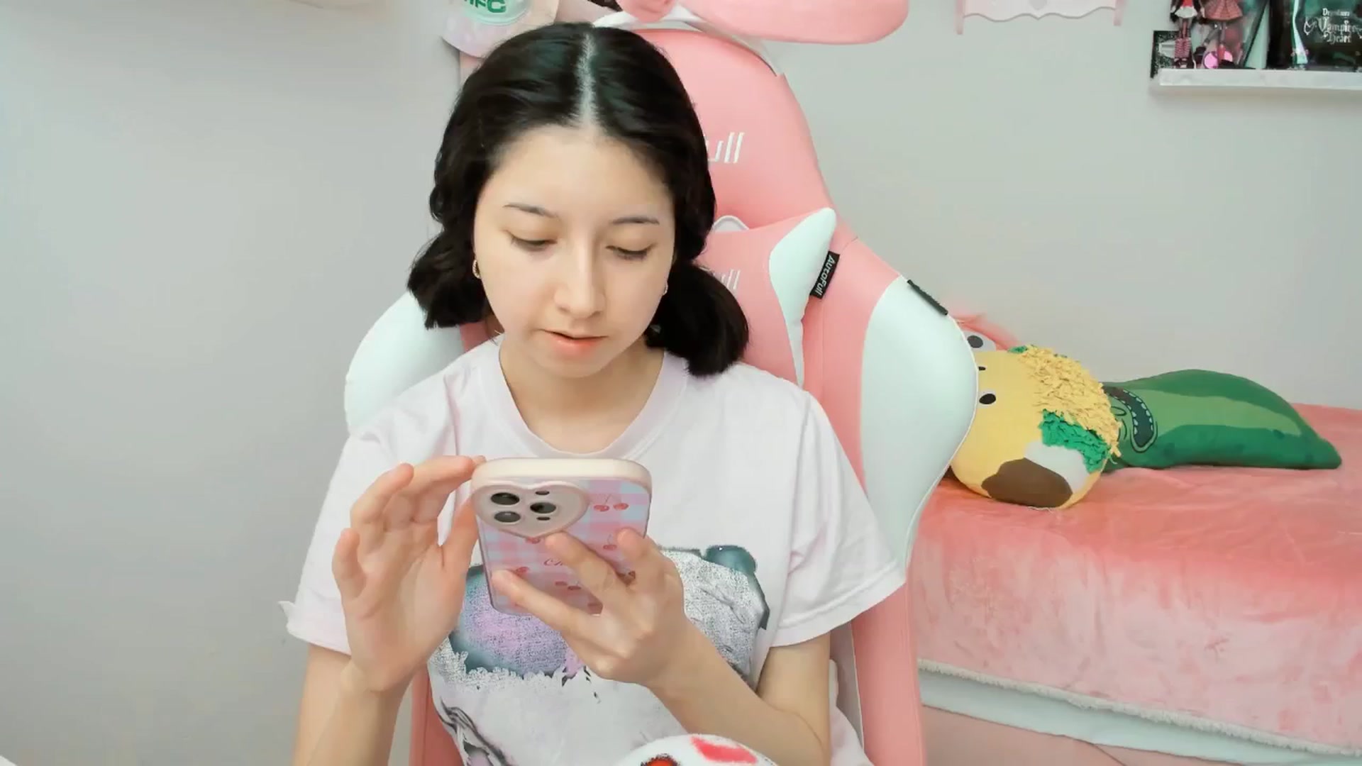 Gallery image thumbnail from Cherrycute666's myfreecams stream on, 02/27/2025, 24:09 image 1 of 20