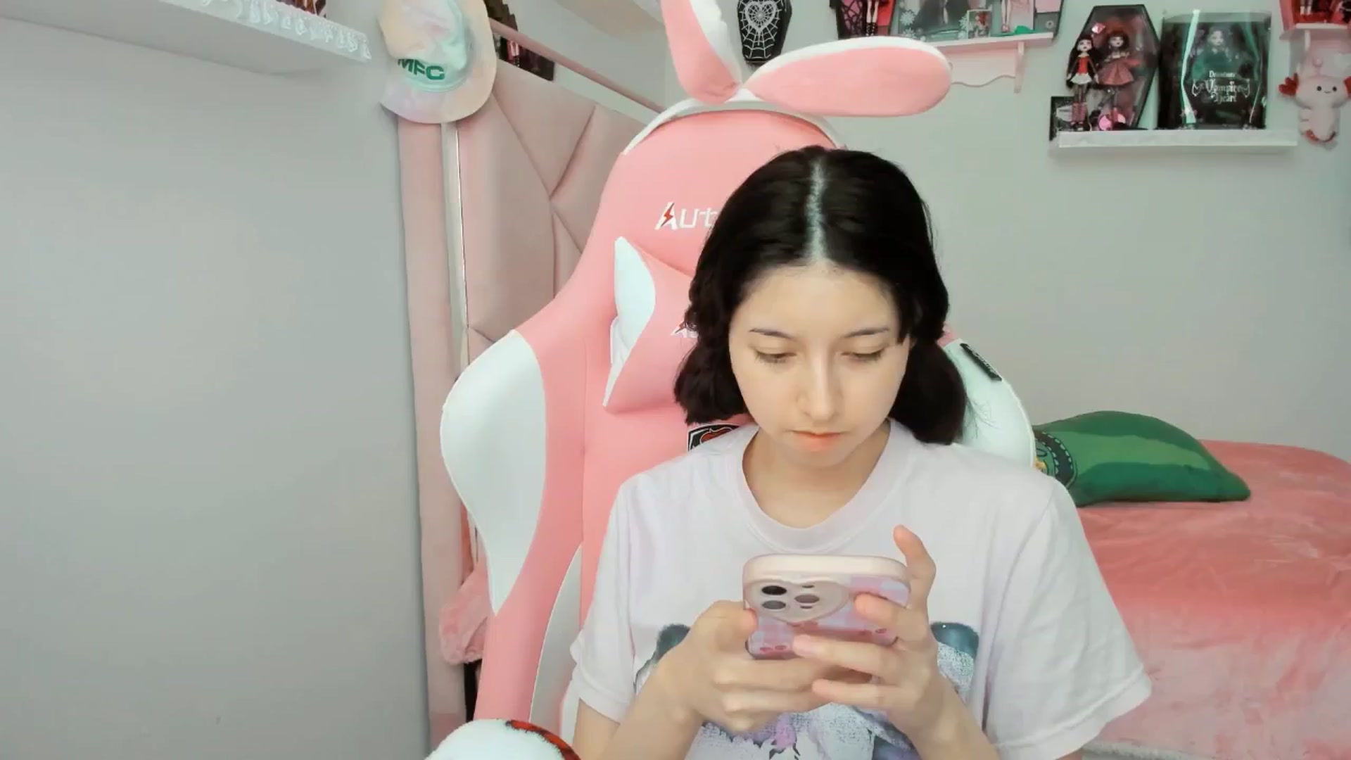 Gallery image thumbnail from Cherrycute666's myfreecams stream on, 02/27/2025, 24:09 image 17 of 20
