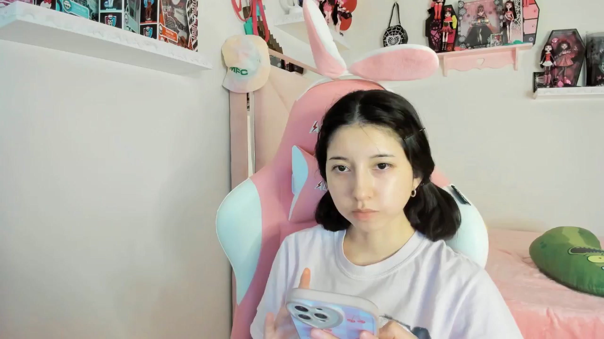 Gallery image thumbnail from Cherrycute666's myfreecams stream on, 02/27/2025, 10:32 image 17 of 20