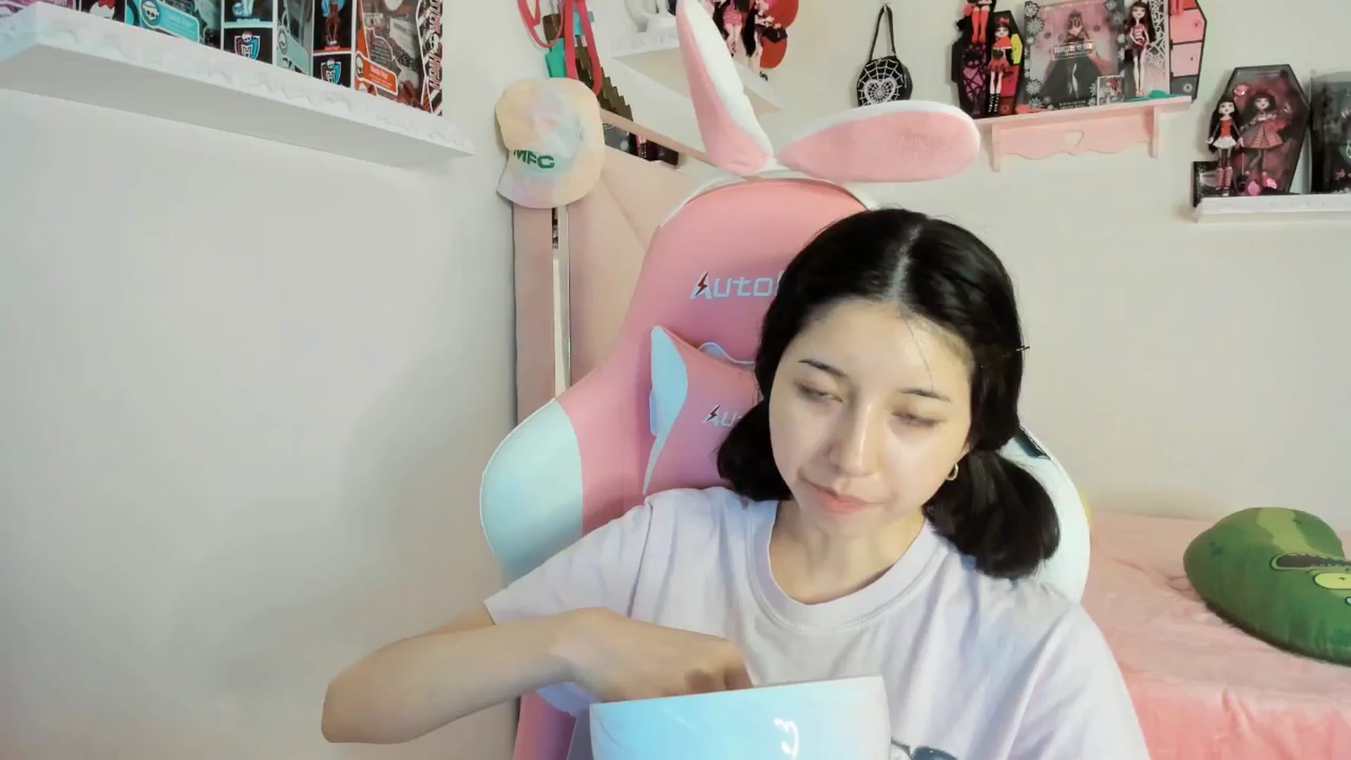 Gallery image thumbnail from Cherrycute666's myfreecams stream on, 02/27/2025, 10:32 image 18 of 20