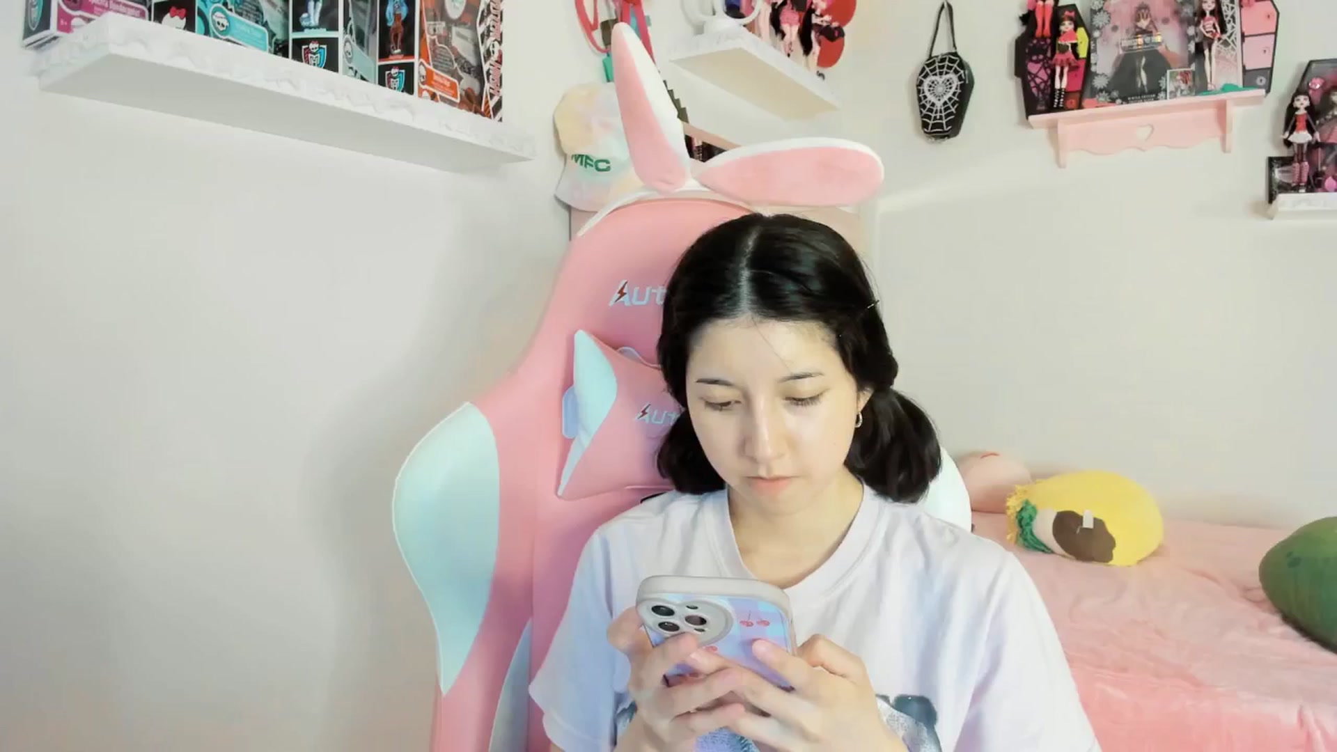 Gallery image thumbnail from Cherrycute666's myfreecams stream on, 02/27/2025, 11:12 image 8 of 20