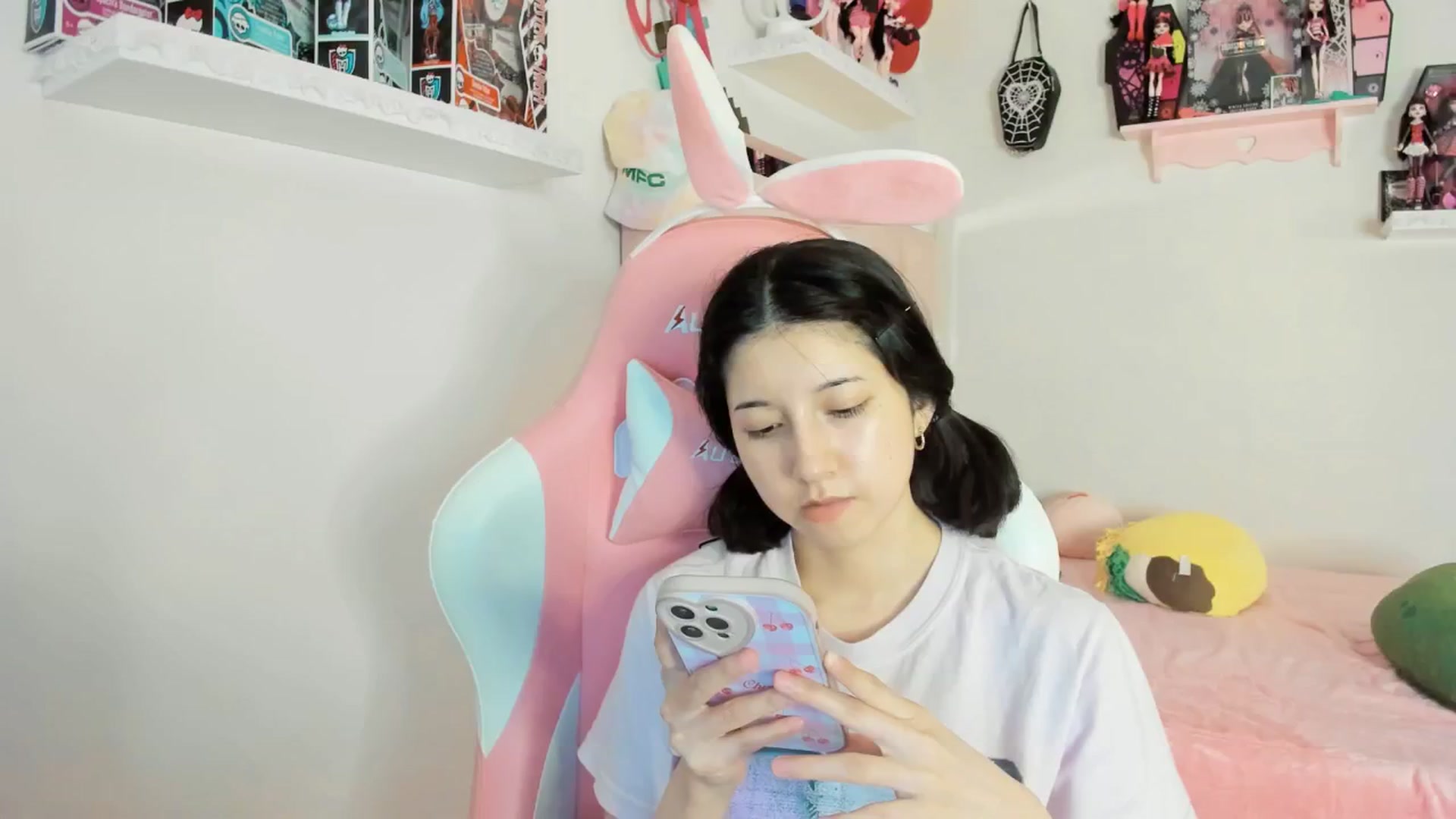 Gallery image thumbnail from Cherrycute666's myfreecams stream on, 02/27/2025, 11:12 image 7 of 20