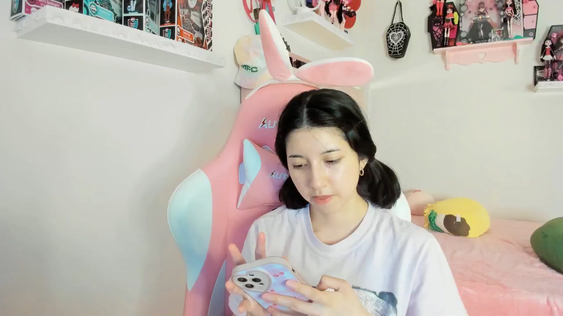 Gallery image thumbnail from Cherrycute666's myfreecams stream on, 02/27/2025, 11:12 image 5 of 20