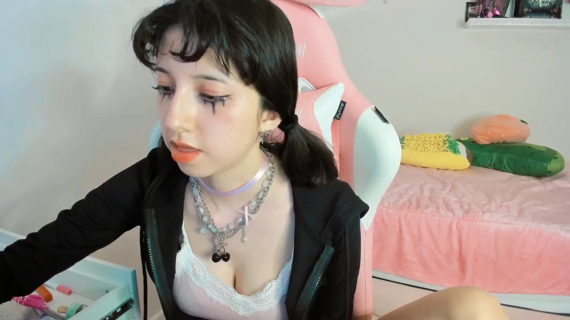 Gallery image thumbnail from Cherrycute666's myfreecams stream on, 02/28/2025, 06:27 image 2 of 20