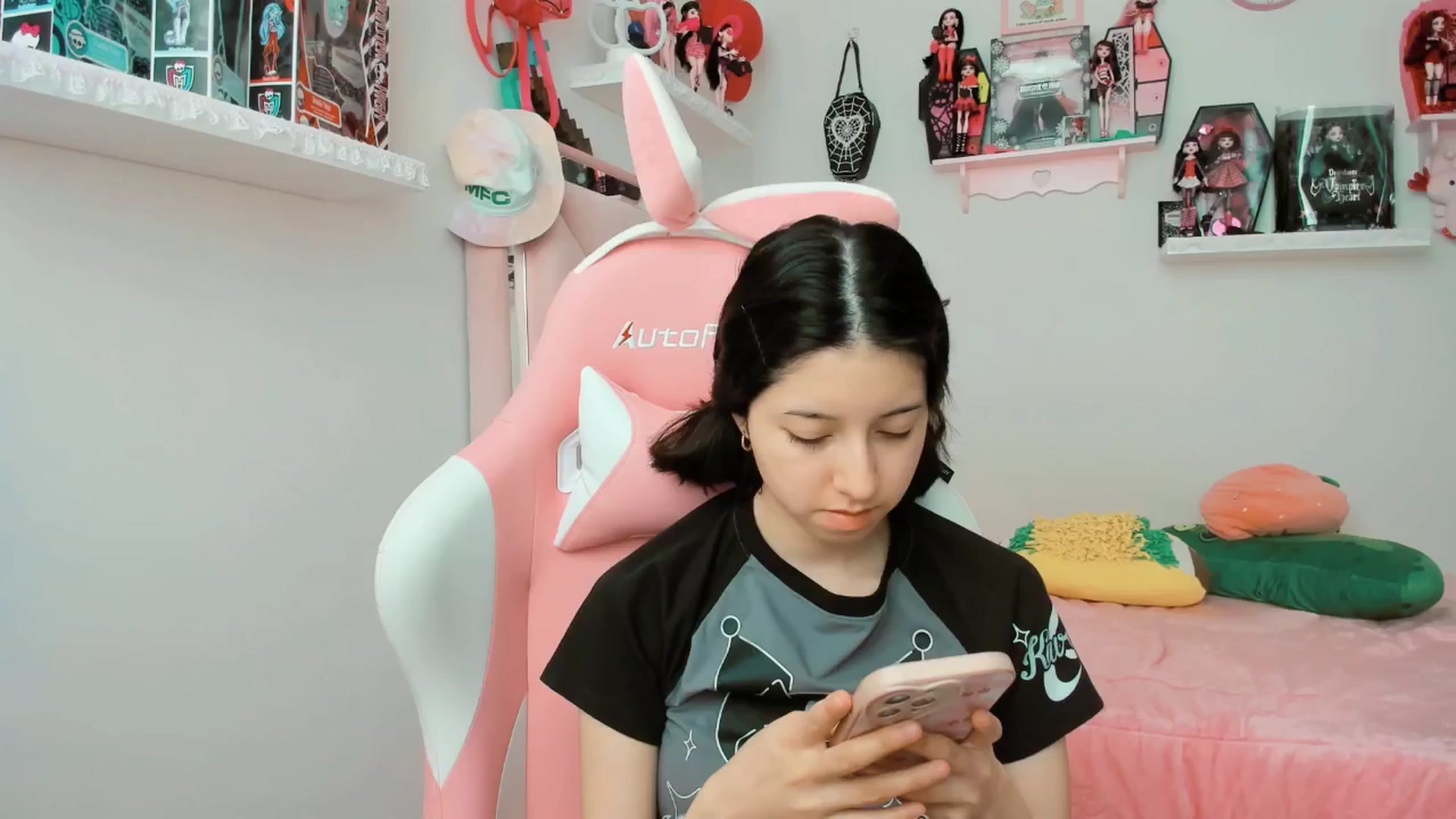 Gallery image thumbnail from Cherrycute666's myfreecams stream on, 02/28/2025, 19:29 image 16 of 20