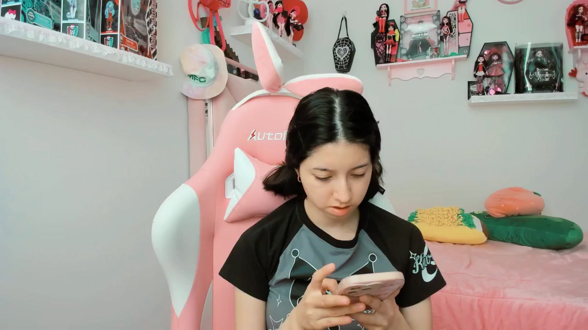 Gallery image thumbnail from Cherrycute666's myfreecams stream on, 02/28/2025, 19:29 image 17 of 20