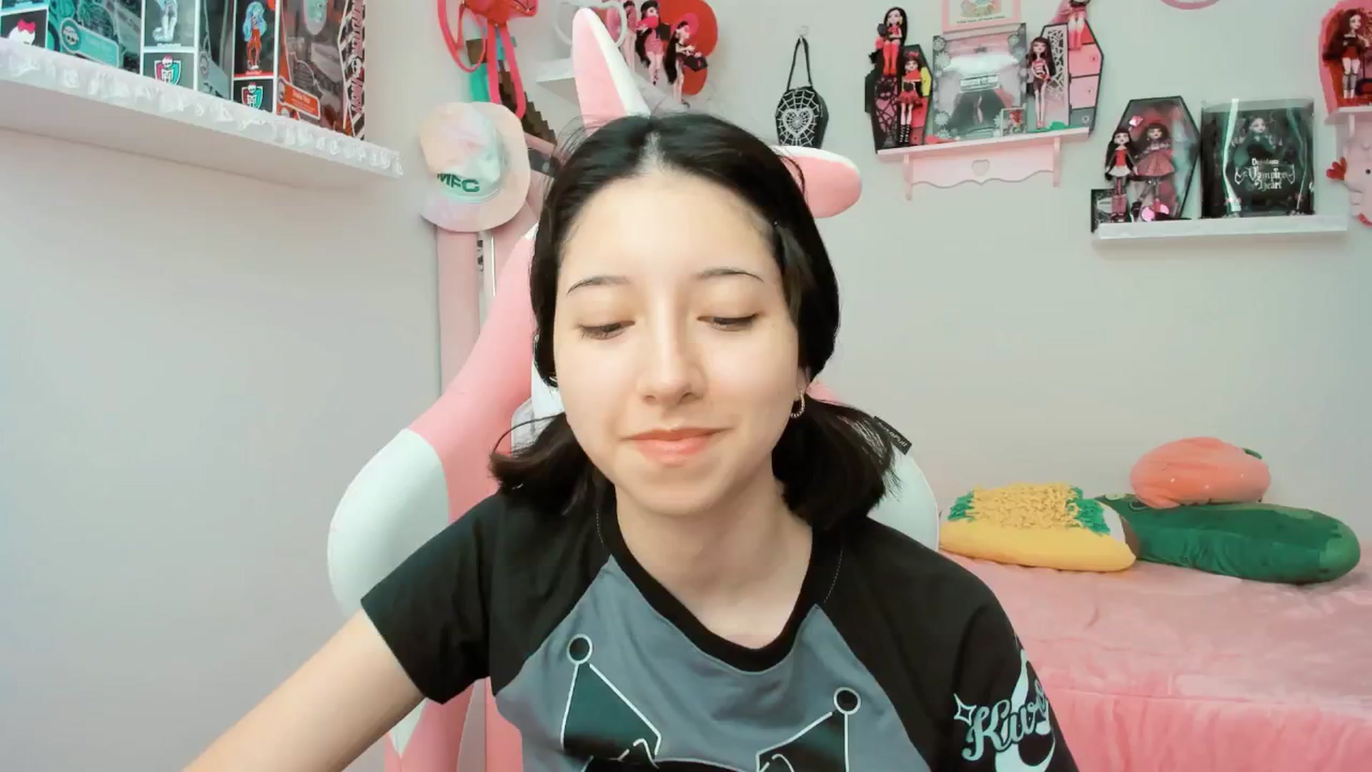 Gallery image thumbnail from Cherrycute666's myfreecams stream on, 02/28/2025, 19:29 image 18 of 20