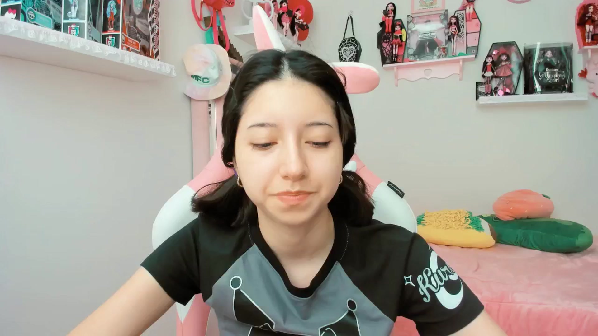 Gallery image thumbnail from Cherrycute666's myfreecams stream on, 02/28/2025, 19:29 image 15 of 20