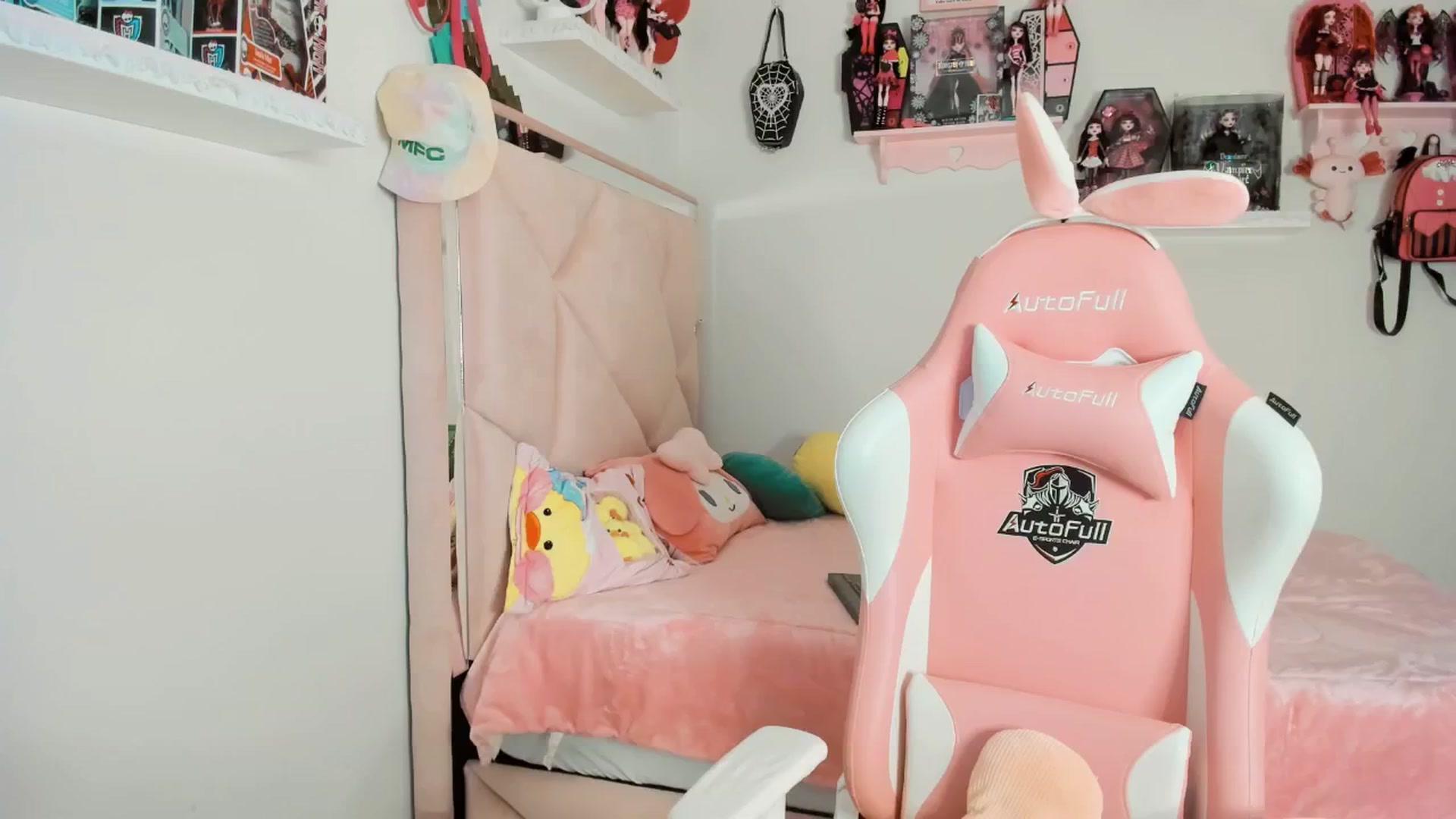 Gallery image thumbnail from Cherrycute666's myfreecams stream on, 03/02/2025, 01:50 image 18 of 20