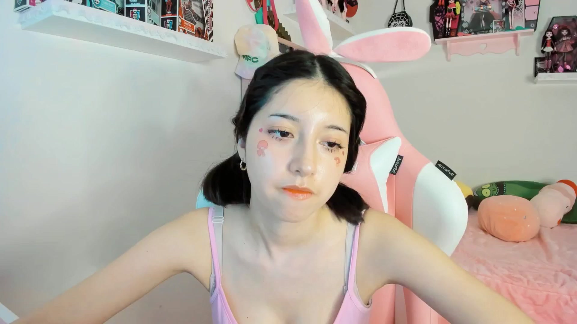 Gallery image thumbnail from Cherrycute666's myfreecams stream on, 03/02/2025, 07:27 image 10 of 20