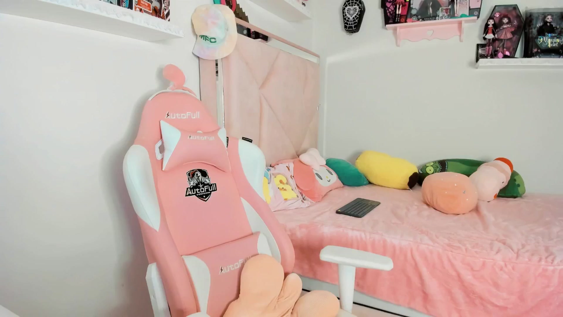 Gallery image thumbnail from Cherrycute666's myfreecams stream on, 03/02/2025, 07:27 image 13 of 20
