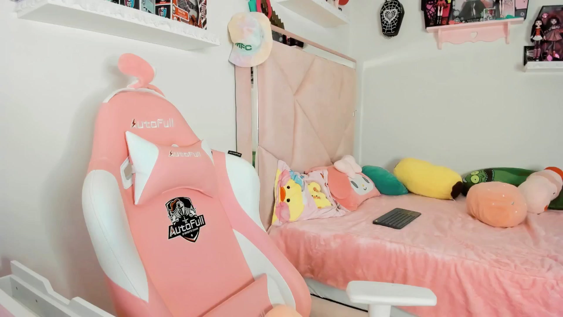 Gallery image thumbnail from Cherrycute666's myfreecams stream on, 03/02/2025, 07:27 image 12 of 20