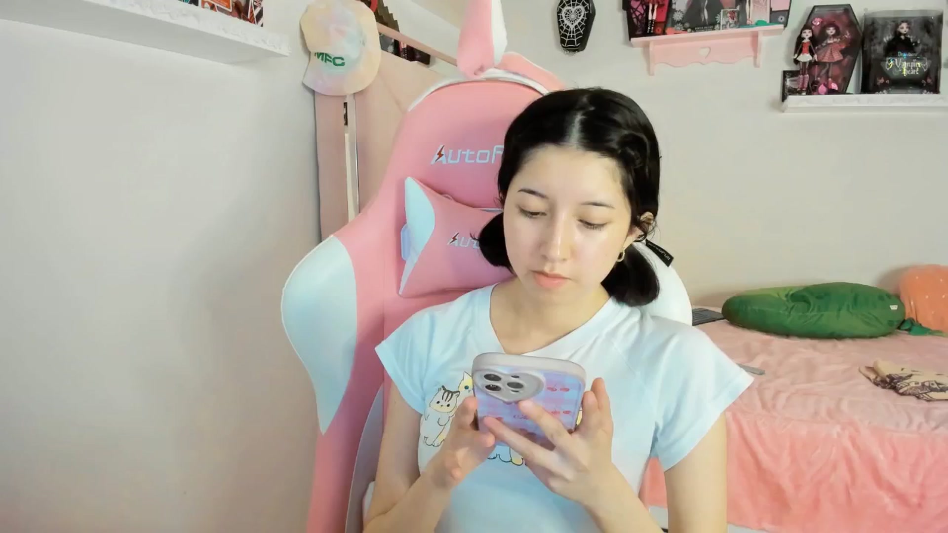 Gallery image thumbnail from Cherrycute666's myfreecams stream on, 03/03/2025, 01:59 image 13 of 20