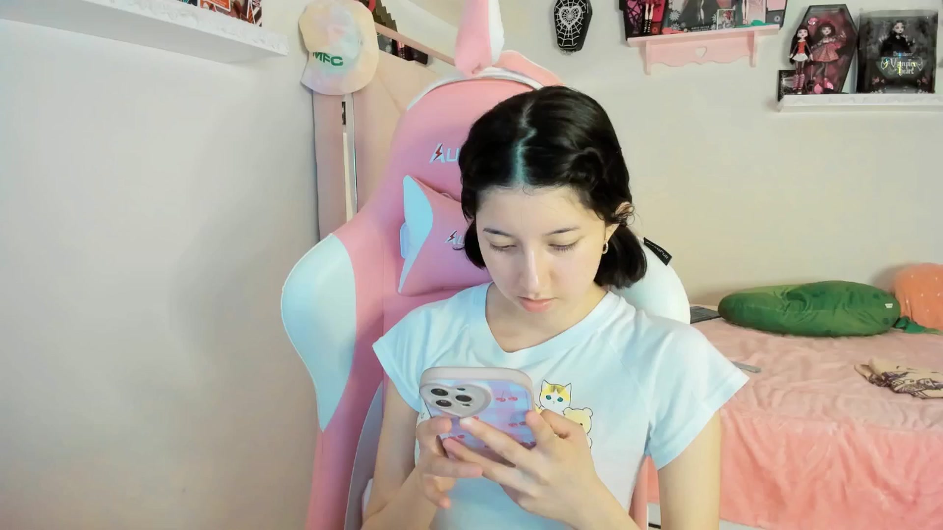Gallery image thumbnail from Cherrycute666's myfreecams stream on, 03/03/2025, 01:59 image 12 of 20