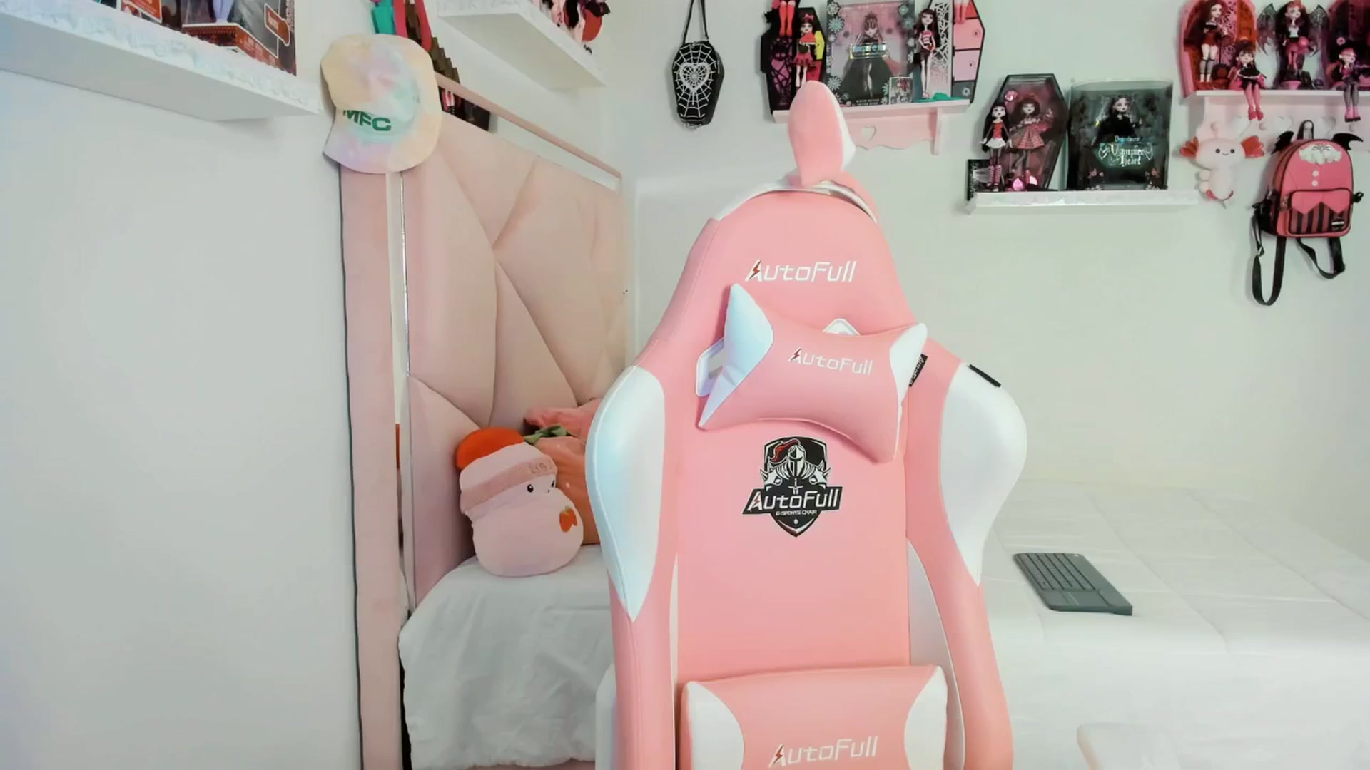 Gallery image thumbnail from Cherrycute666's myfreecams stream on, 03/04/2025, 06:00 image 3 of 20
