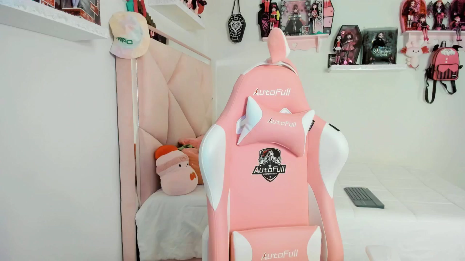 Gallery image thumbnail from Cherrycute666's myfreecams stream on, 03/04/2025, 06:00 image 2 of 20