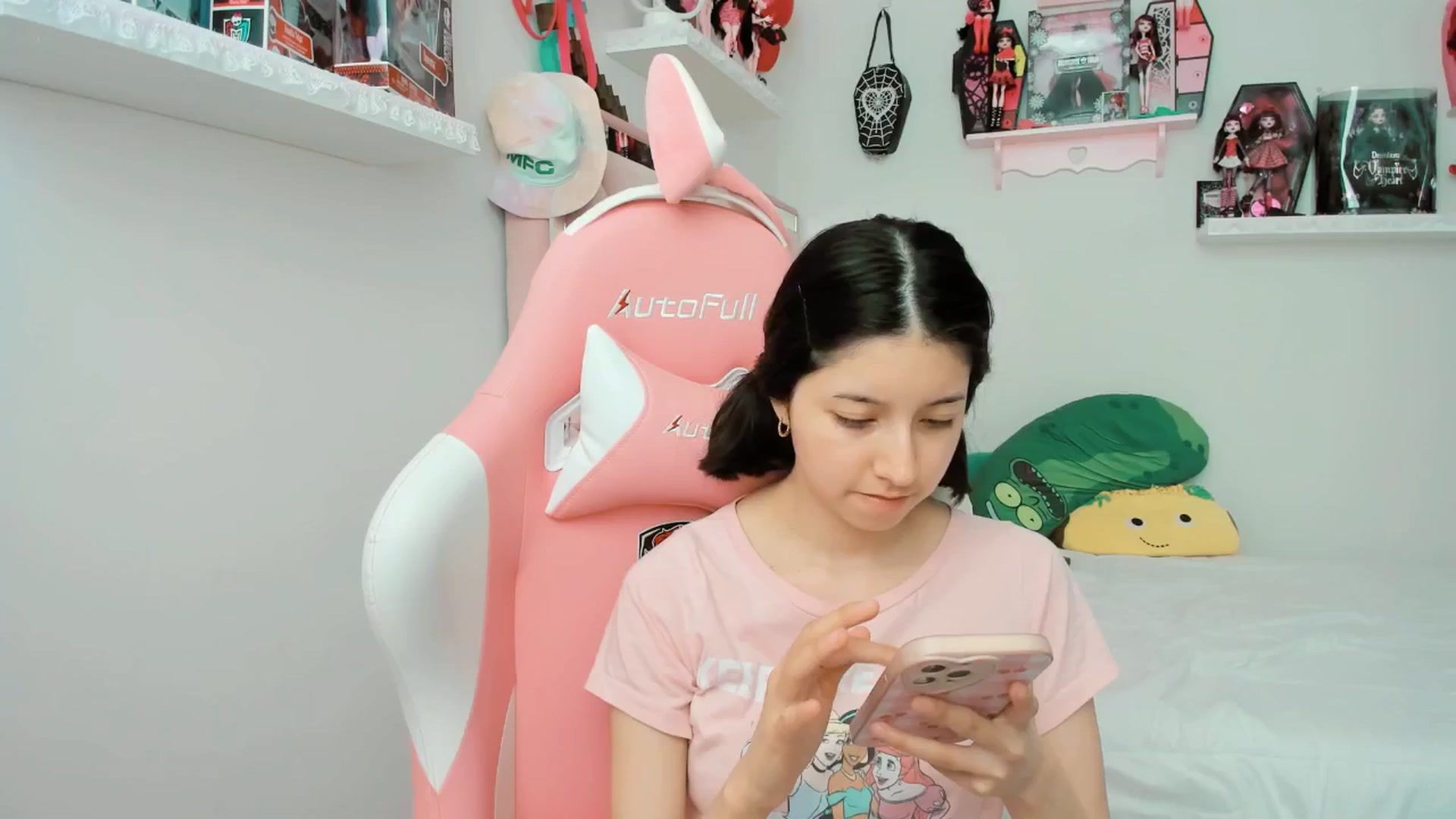 Gallery image thumbnail from Cherrycute666's myfreecams stream on, 03/04/2025, 21:31 image 17 of 20