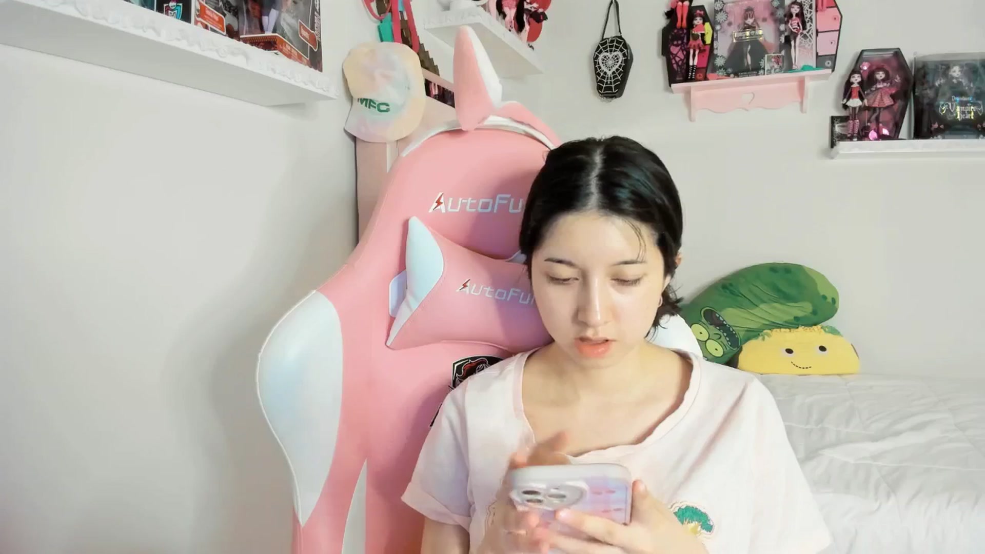 Gallery image thumbnail from Cherrycute666's myfreecams stream on, 03/05/2025, 06:45 image 3 of 20