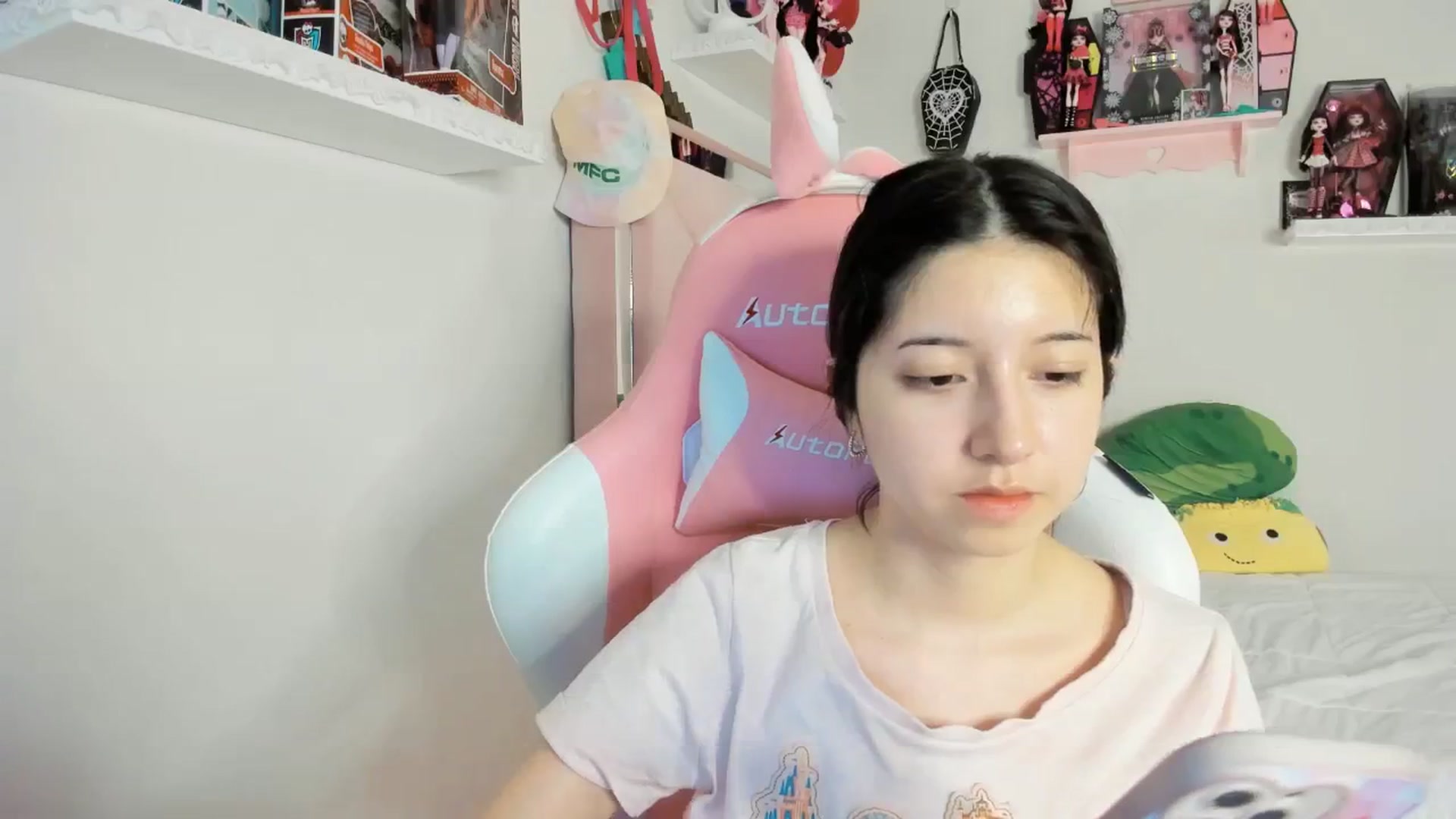 Gallery image thumbnail from Cherrycute666's myfreecams stream on, 03/05/2025, 06:45 image 17 of 20