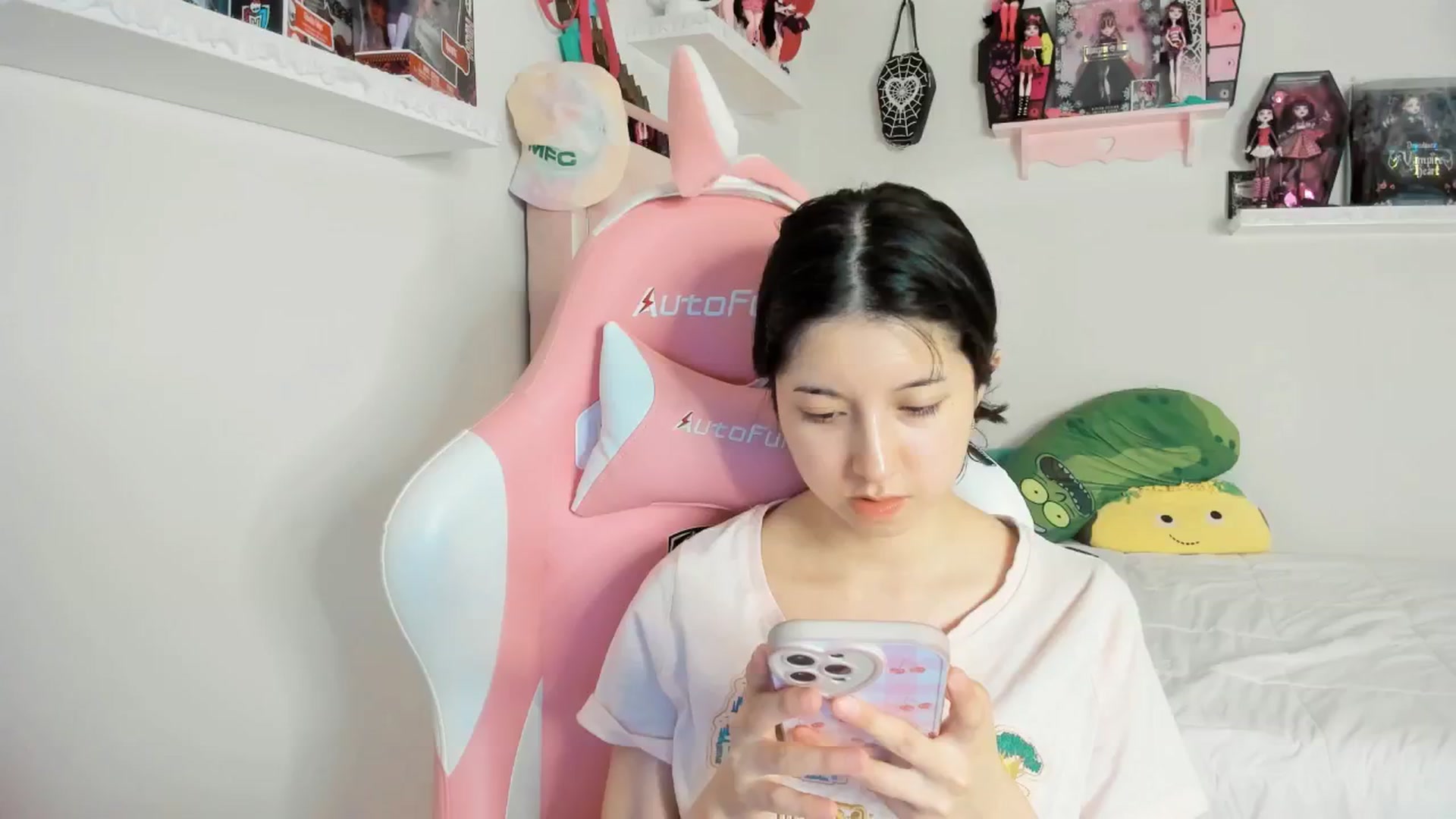Gallery image thumbnail from Cherrycute666's myfreecams stream on, 03/05/2025, 06:45 image 1 of 20