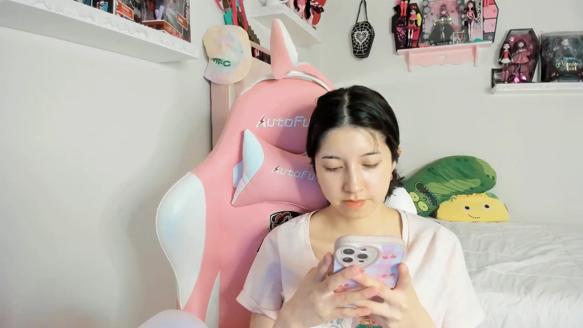 Gallery image thumbnail from Cherrycute666's myfreecams stream on, 03/05/2025, 06:45 image 5 of 20