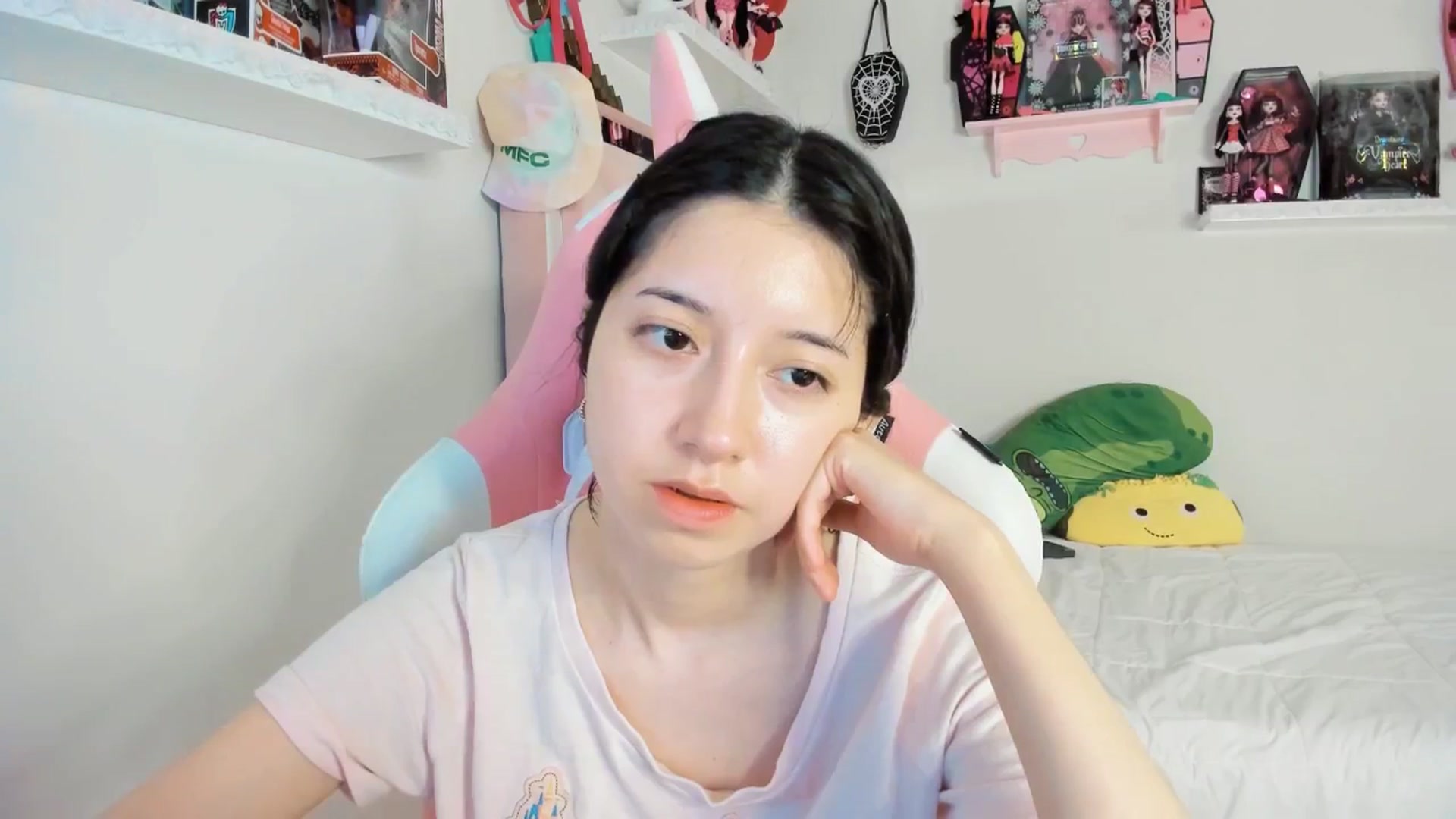 Gallery image thumbnail from Cherrycute666's myfreecams stream on, 03/05/2025, 07:22 image 15 of 20