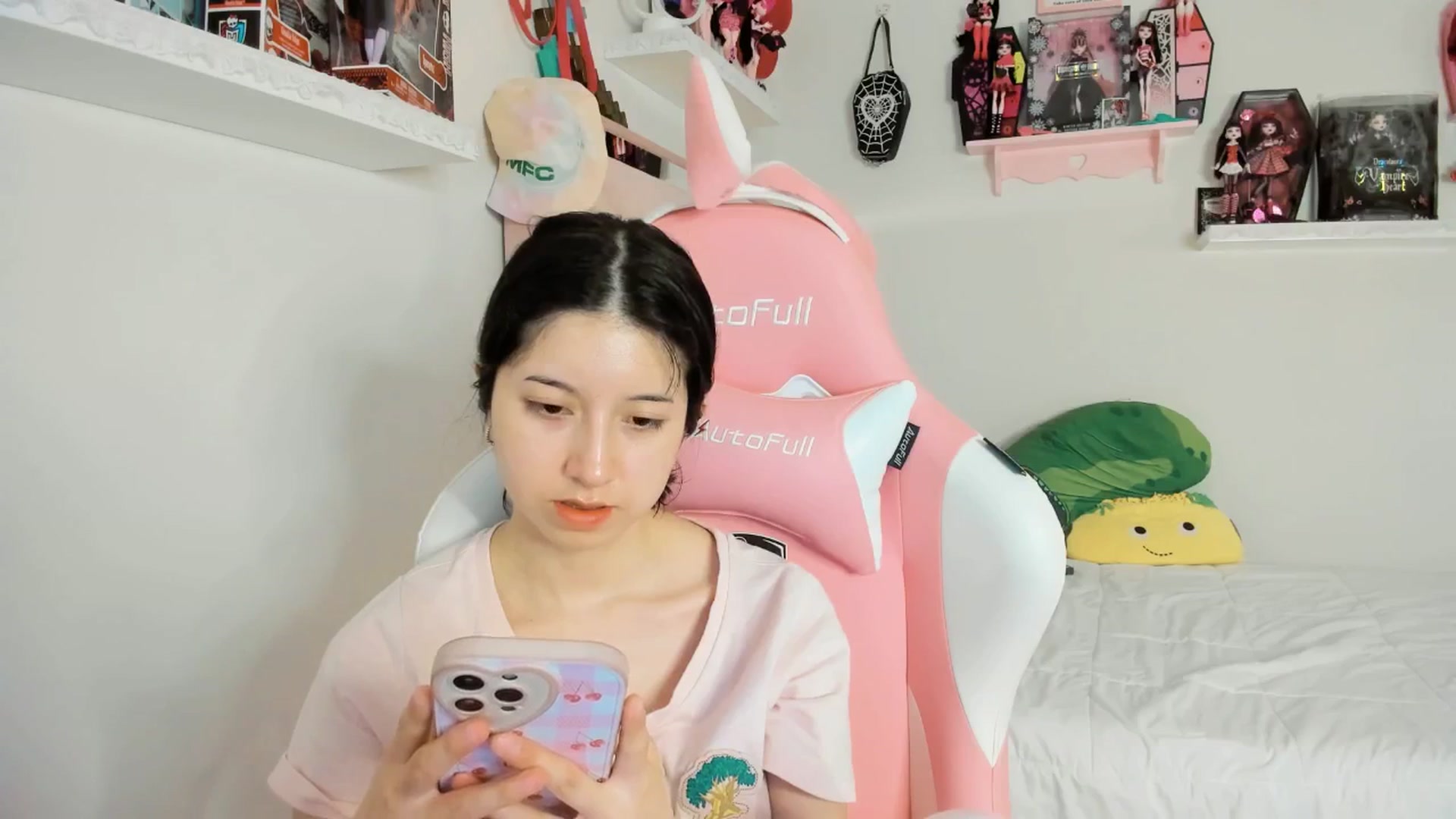 Gallery image thumbnail from Cherrycute666's myfreecams stream on, 03/05/2025, 07:22 image 2 of 20