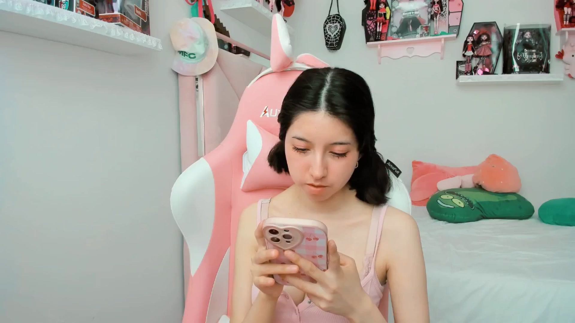 Gallery image thumbnail from Cherrycute666's myfreecams stream on, 03/07/2025, 20:43 image 19 of 20