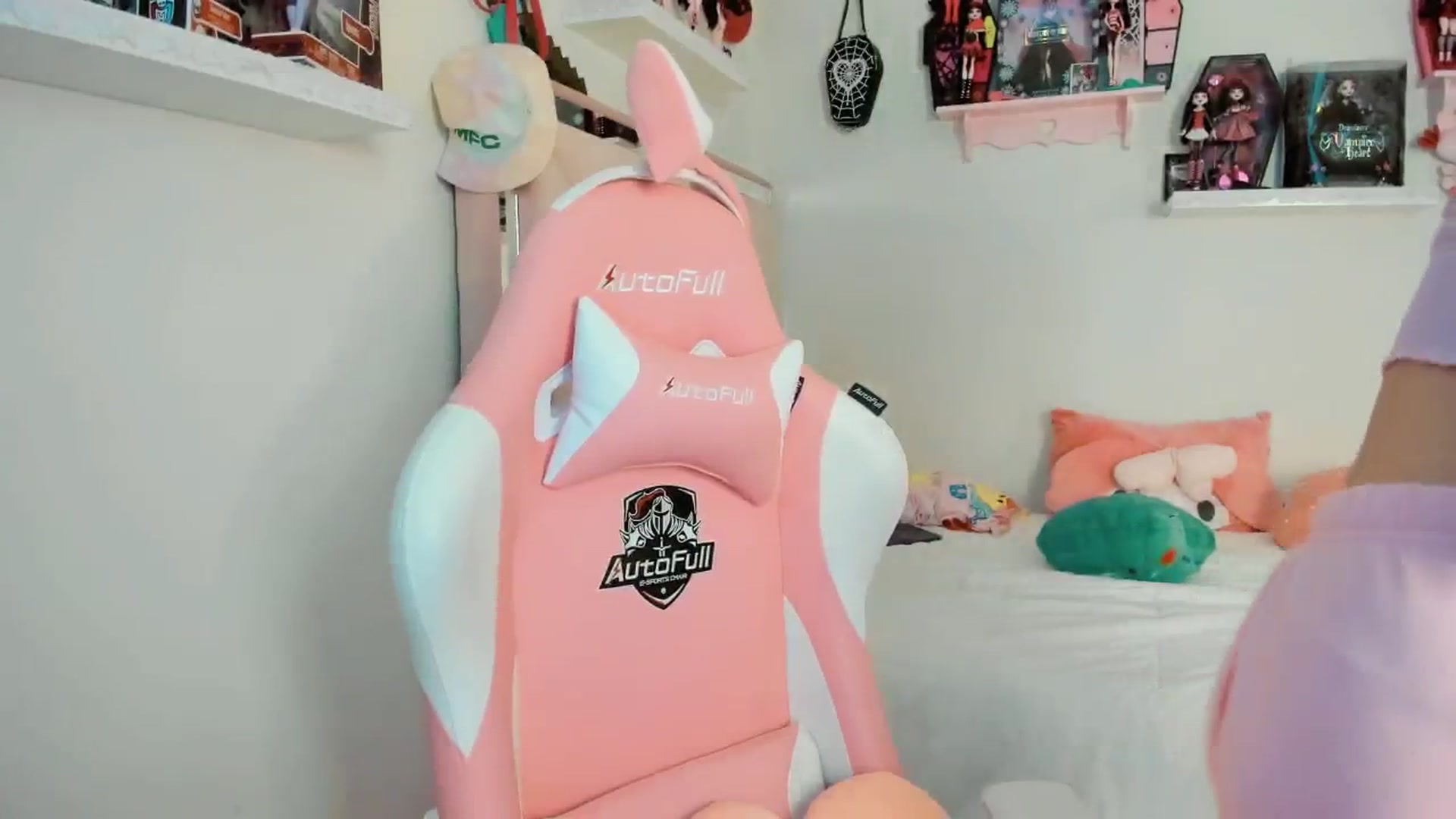 Gallery image thumbnail from Cherrycute666's myfreecams stream on, 03/08/2025, 24:46 image 5 of 20
