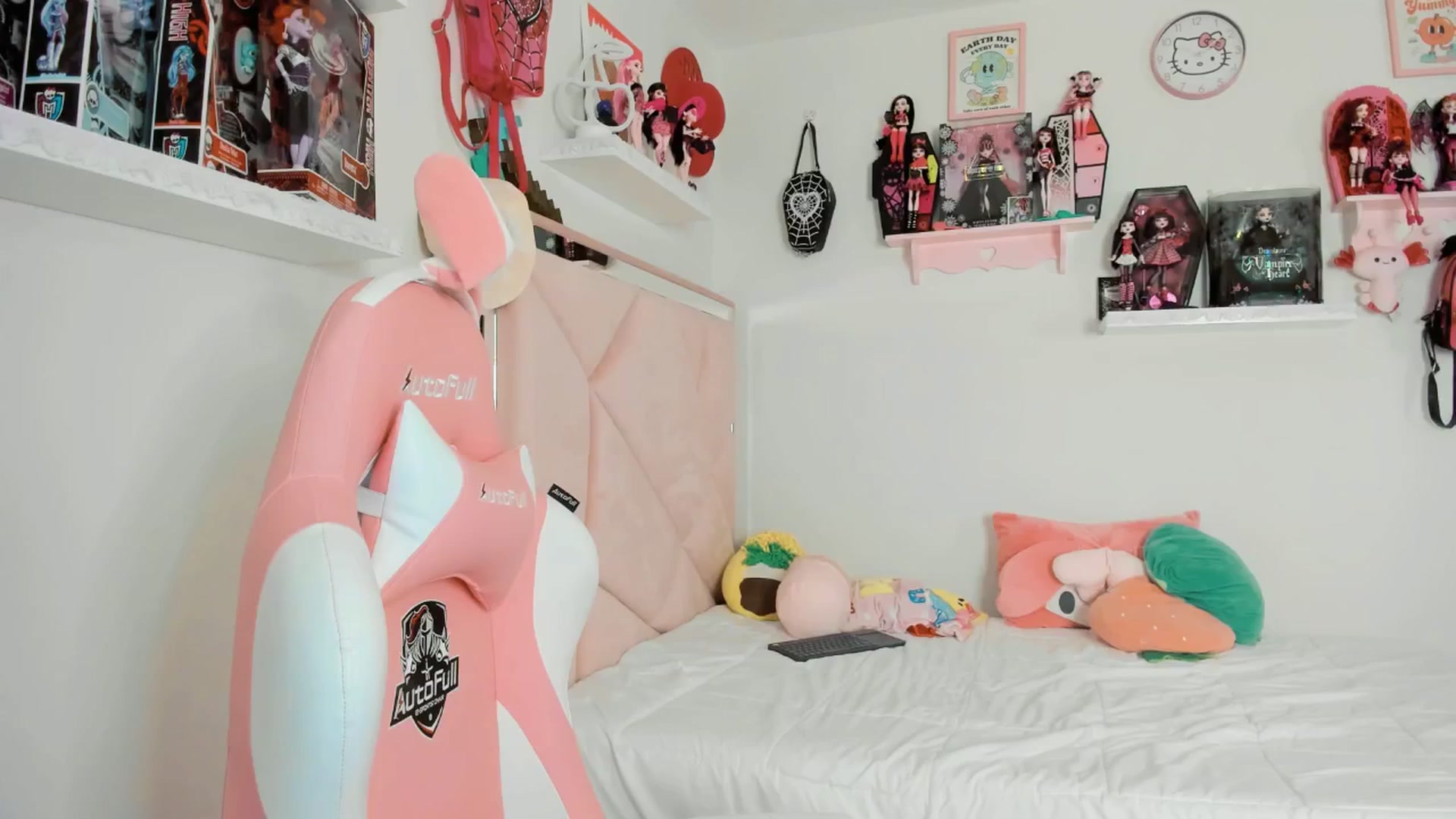 Gallery image thumbnail from Cherrycute666's myfreecams stream on, 03/08/2025, 04:03 image 7 of 20