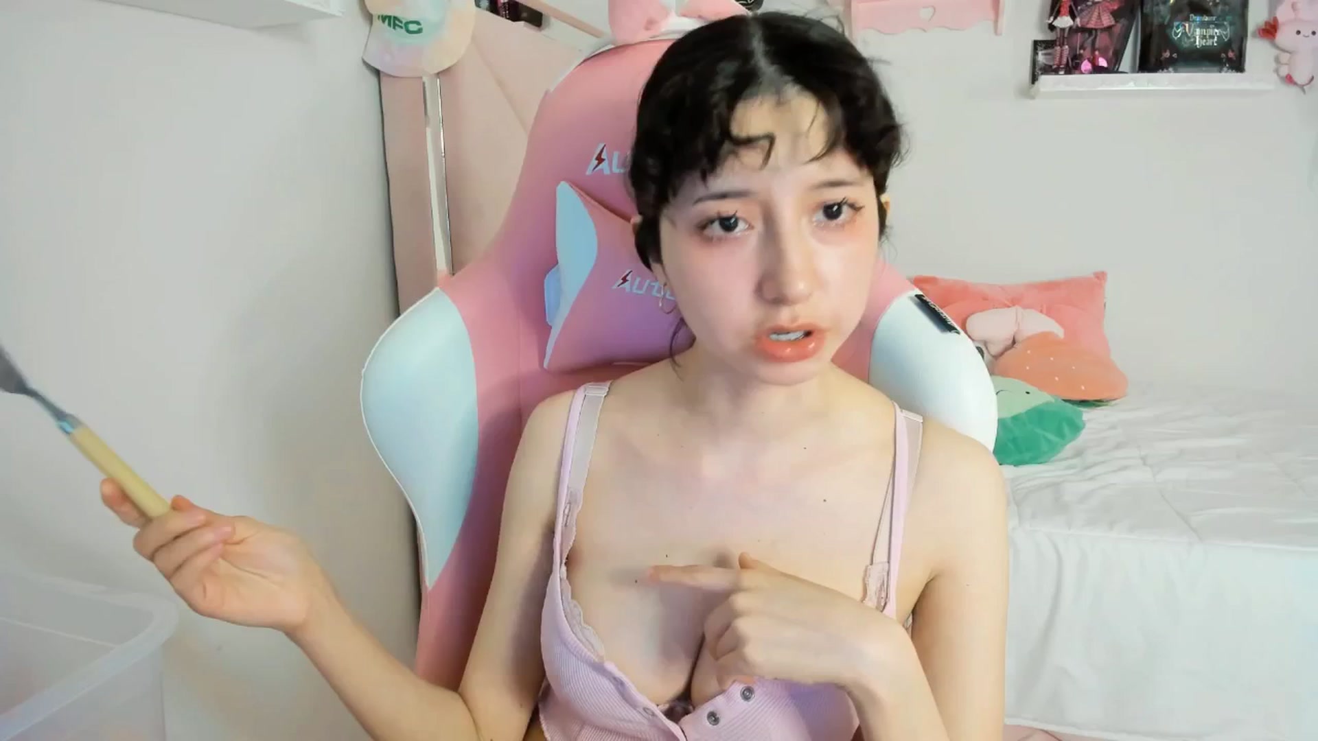 Gallery image thumbnail from Cherrycute666's myfreecams stream on, 03/08/2025, 08:21 image 17 of 20