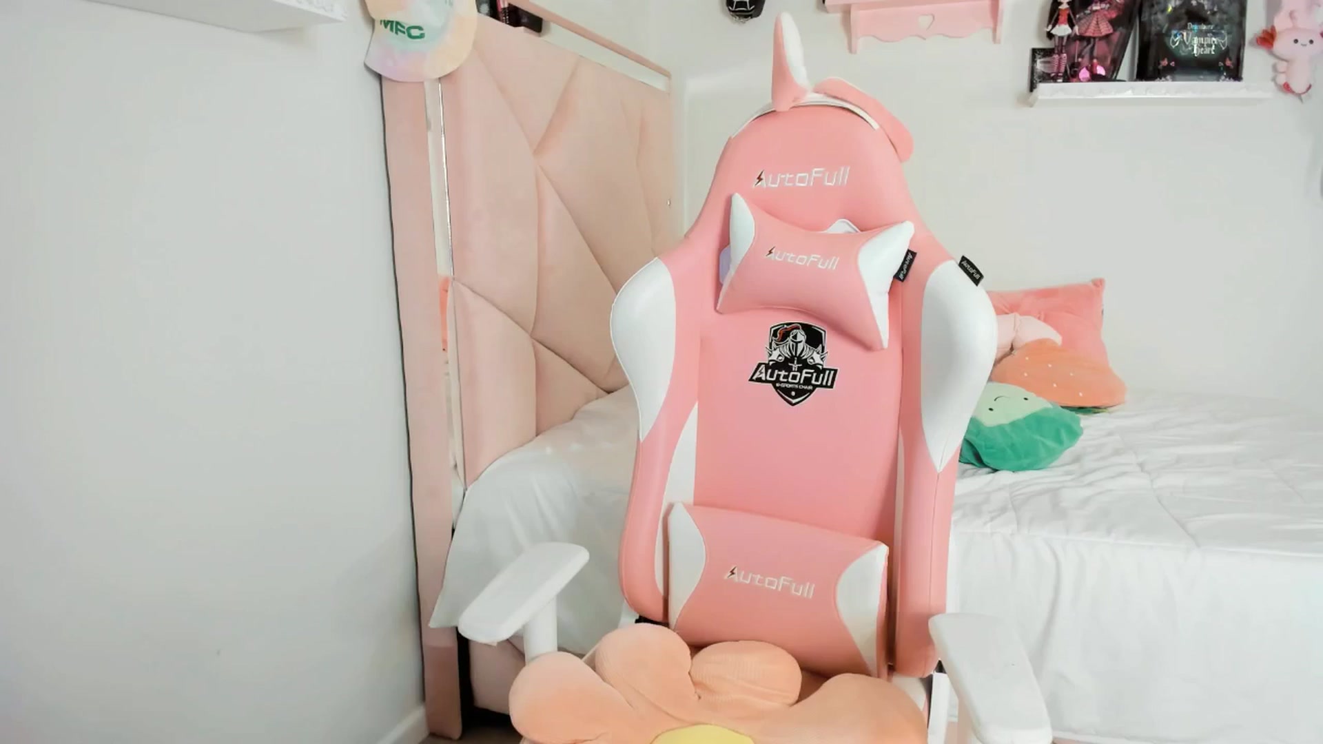 Gallery image thumbnail from Cherrycute666's myfreecams stream on, 03/08/2025, 08:21 image 13 of 20