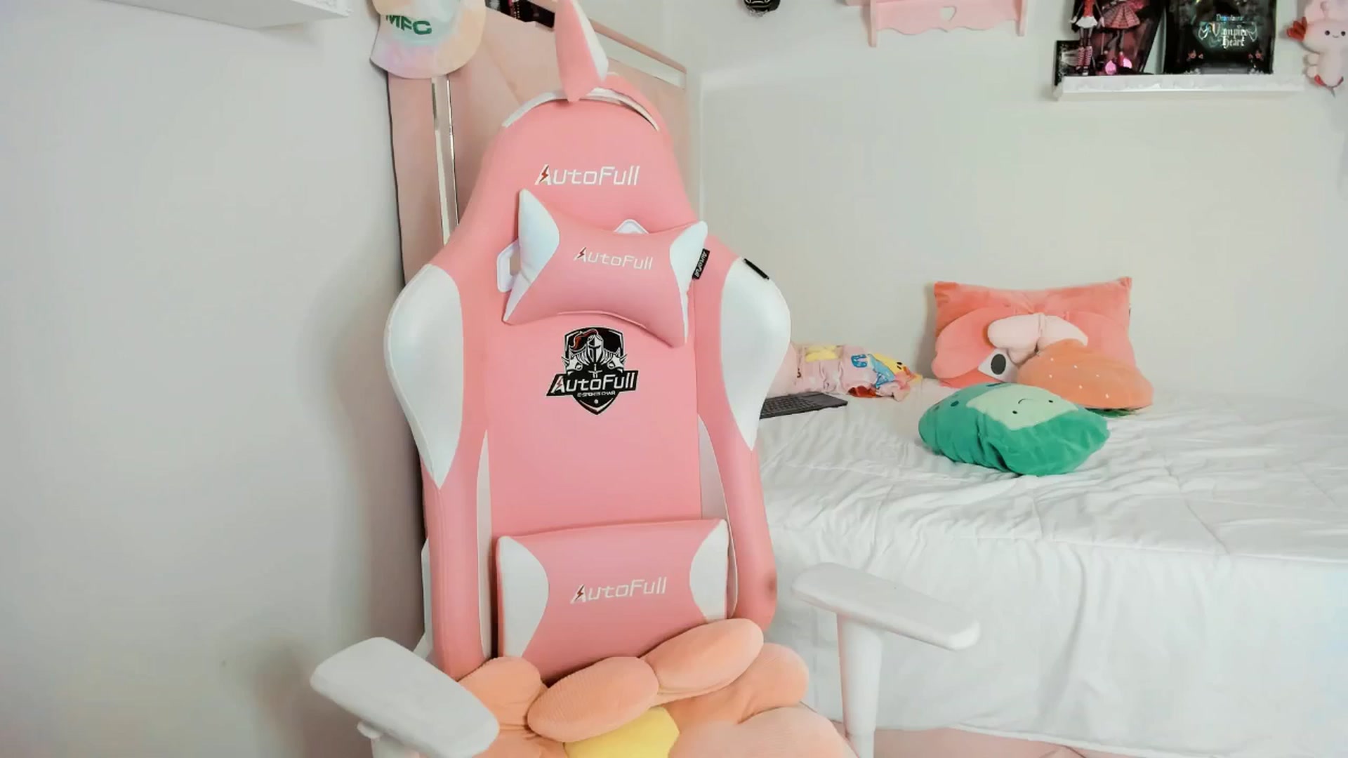 Gallery image thumbnail from Cherrycute666's myfreecams stream on, 03/08/2025, 08:21 image 18 of 20