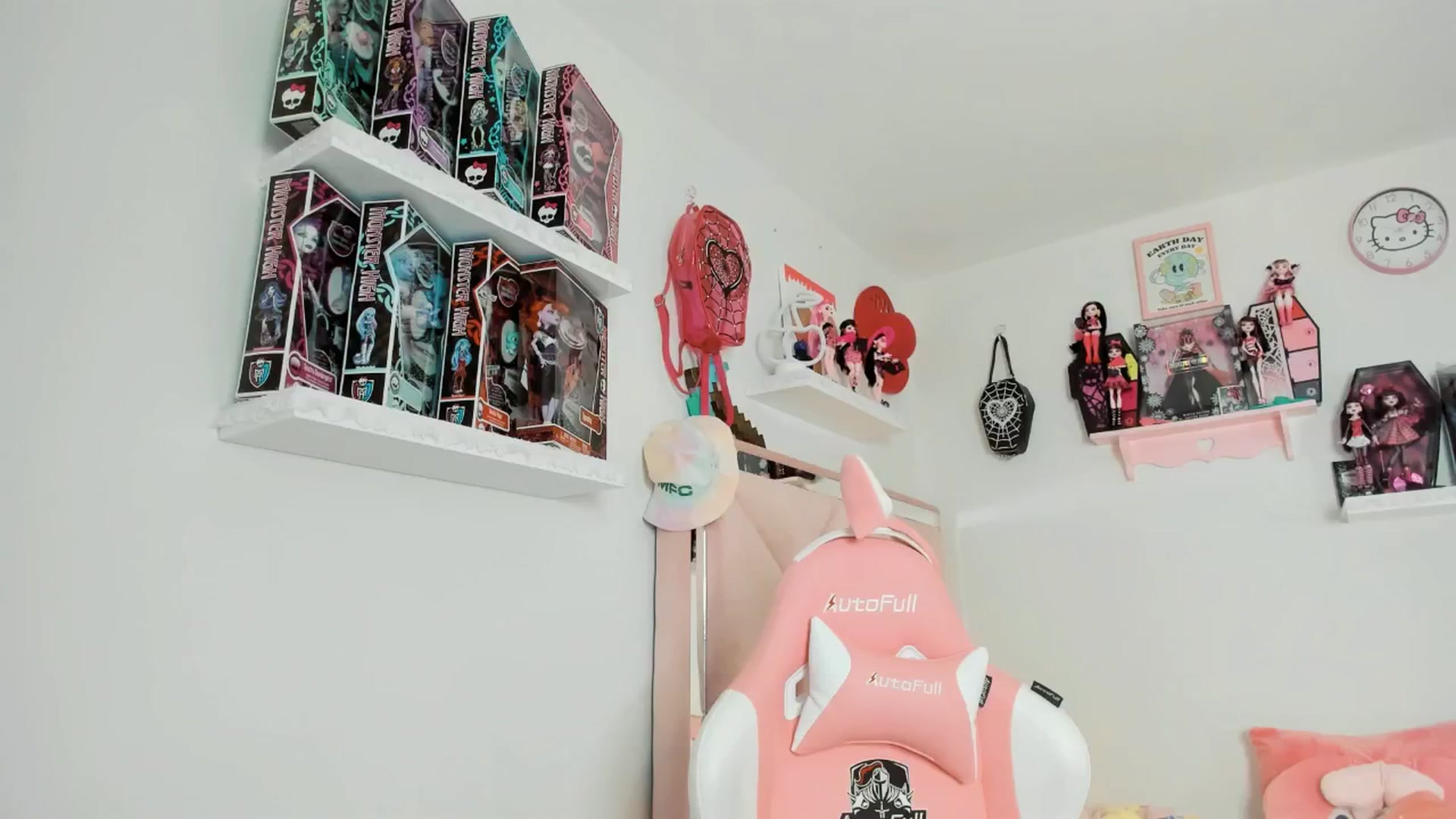 Gallery image thumbnail from Cherrycute666's myfreecams stream on, 03/08/2025, 13:01 image 12 of 20
